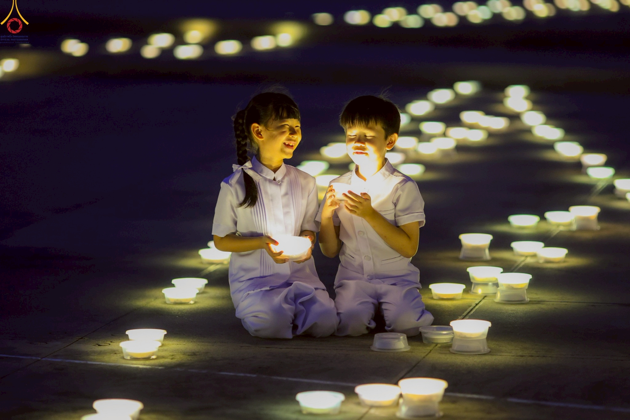 ภาคค่ำคณะสงฆ์ พร้อมด้วยพุทธศาสนิกชนทั่วโลก ได้พร้อมใจกันประกอบพิธีจุดประทีป เนื่องในวันธรรมชัย