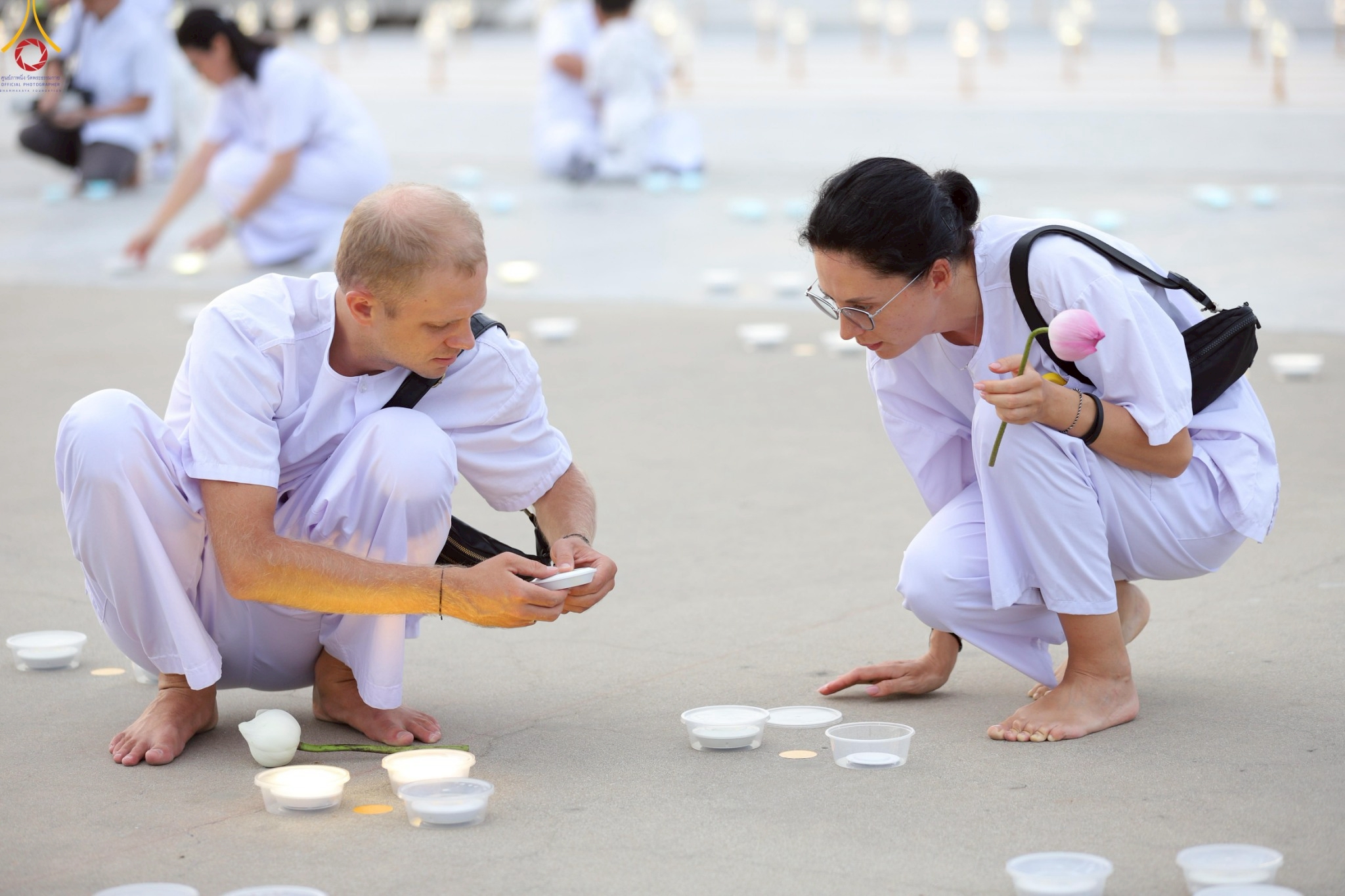 ภาคค่ำคณะสงฆ์ พร้อมด้วยพุทธศาสนิกชนทั่วโลก ได้พร้อมใจกันประกอบพิธีจุดประทีป เนื่องในวันธรรมชัย