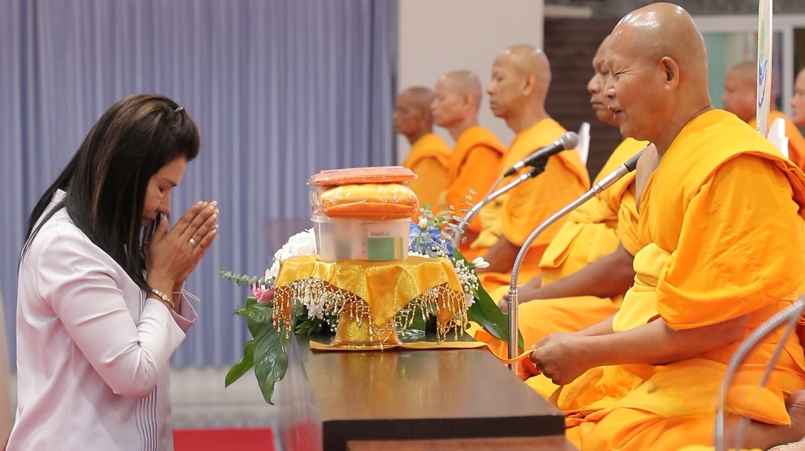 ศูนย์ปฏิบัติธรรมระยอง จัดพิธีทอดผ้าป่าสถาปนาองค์พระเจดีย์