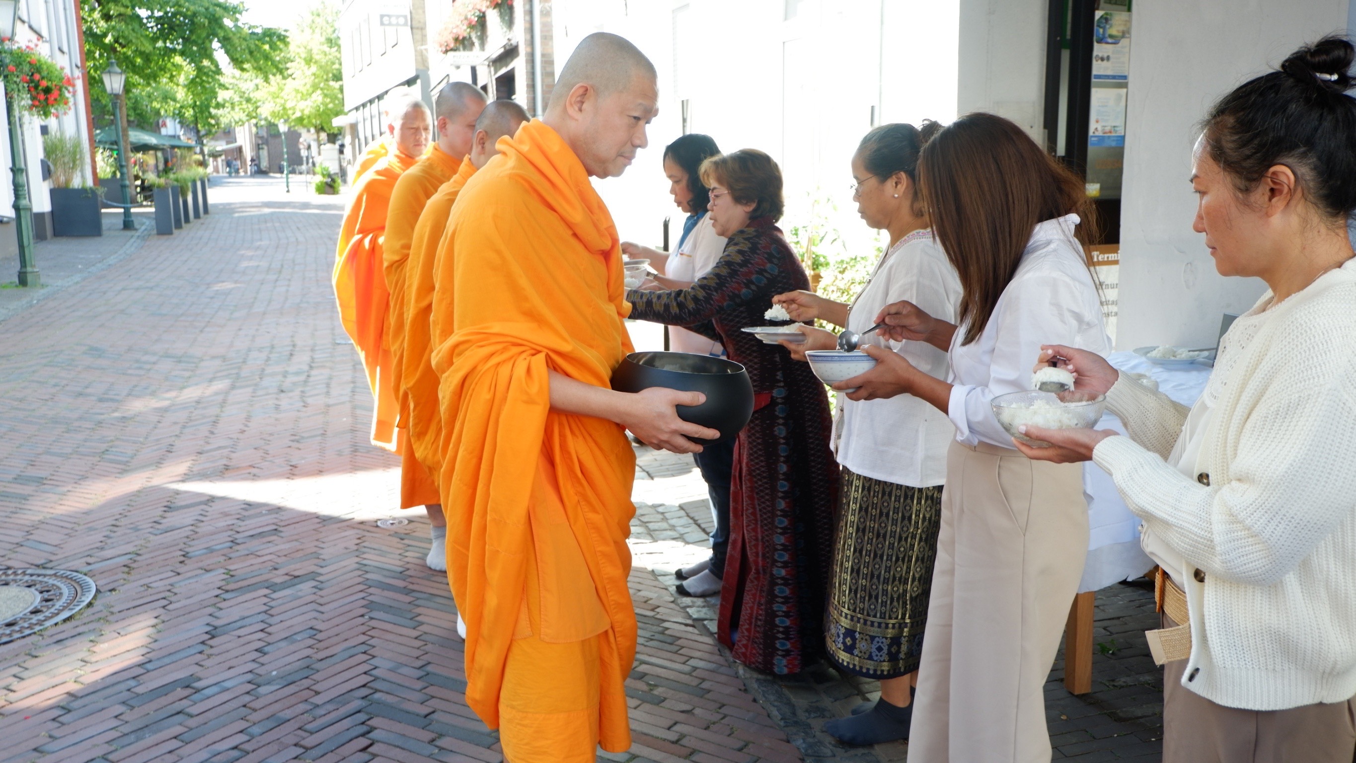 วัดพุทธนอร์ดไรน์-เวสท์ฟาเลน จัดปฏิบัติธรรม ณ ร้านนวดไทยสบายดี