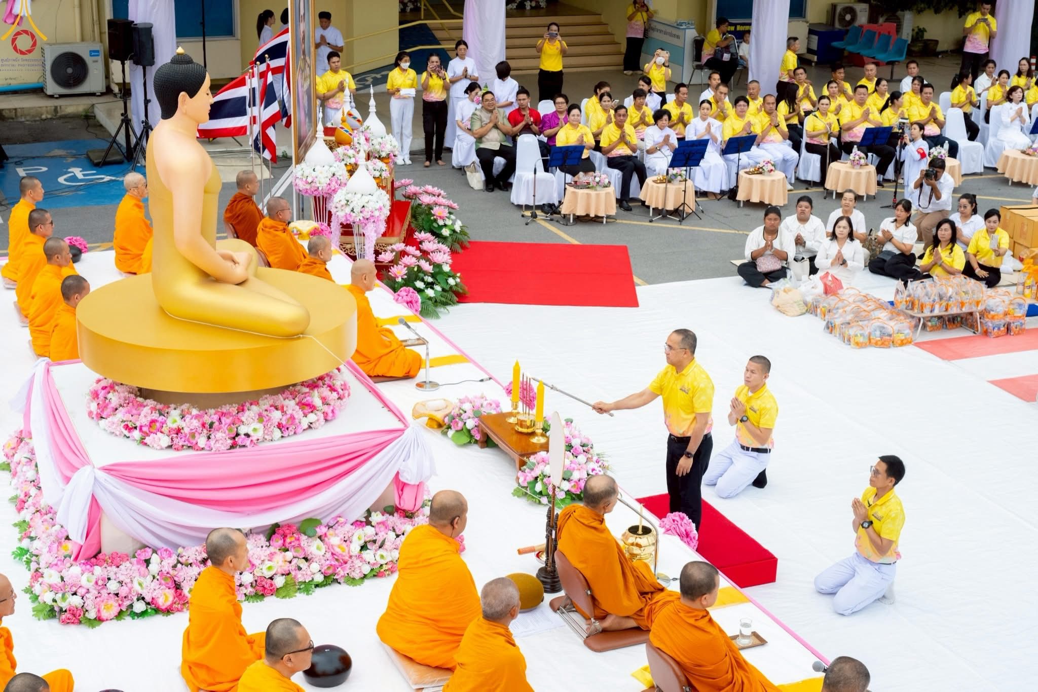 ทำบุญตักบาตรแด่คณะสงฆ์ 122 รูป เนื่องในโอกาสครบรอบ 121 ปี อำเภอคลองหลวง