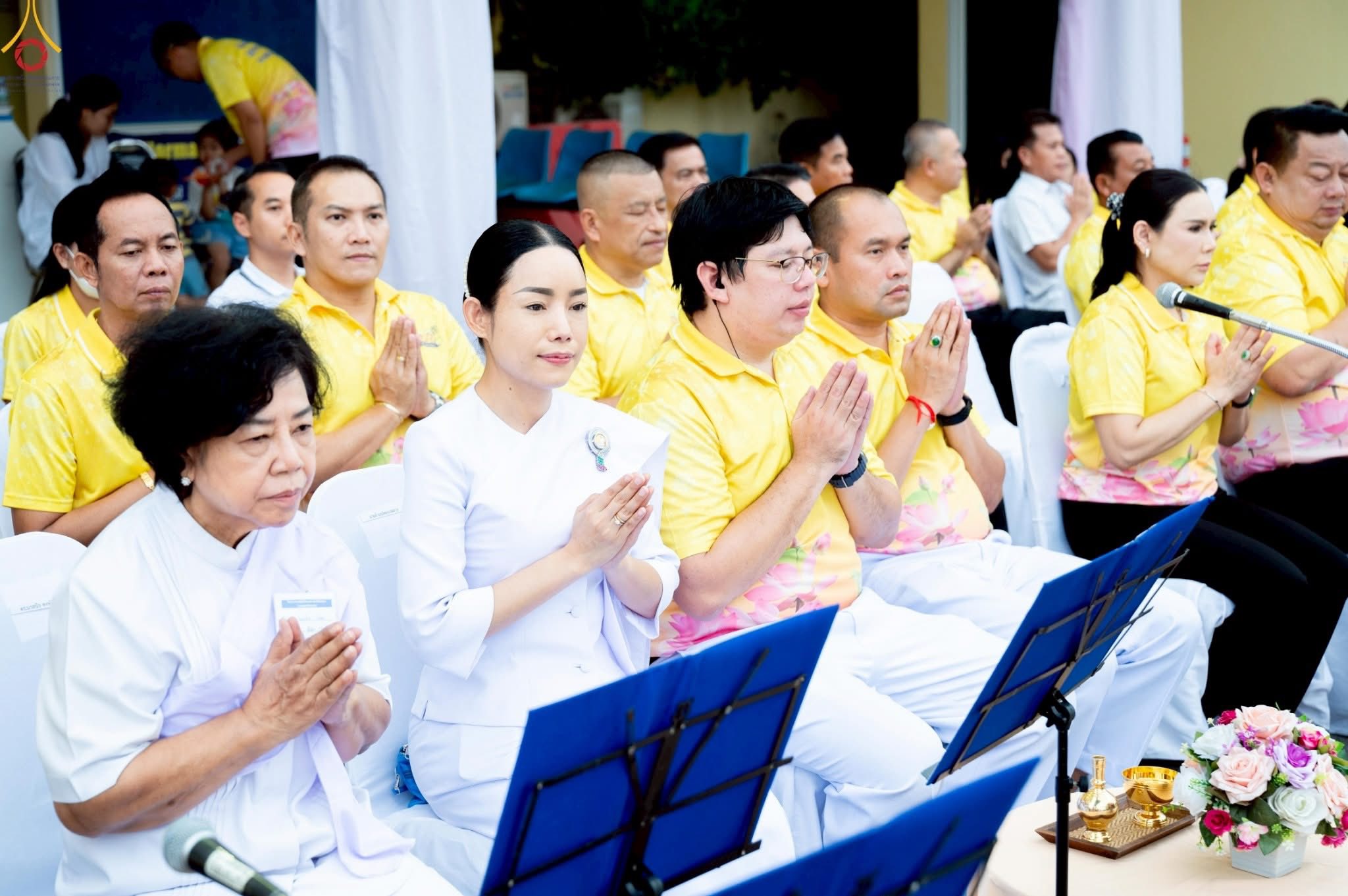 ทำบุญตักบาตรแด่คณะสงฆ์ 122 รูป เนื่องในโอกาสครบรอบ 121 ปี อำเภอคลองหลวง