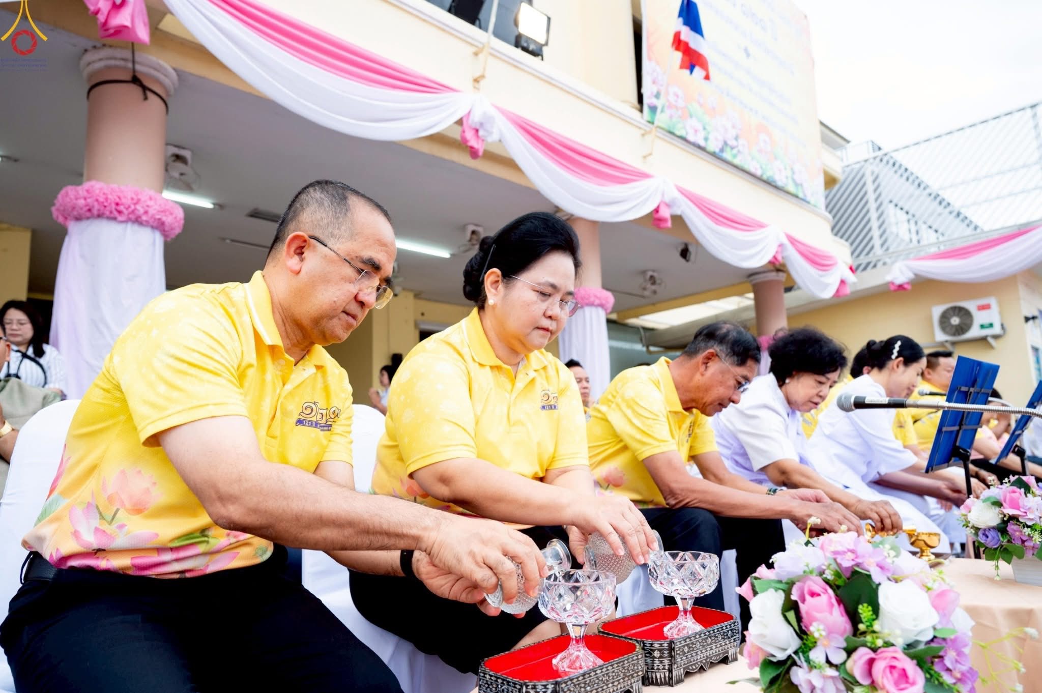 ทำบุญตักบาตรแด่คณะสงฆ์ 122 รูป เนื่องในโอกาสครบรอบ 121 ปี อำเภอคลองหลวง