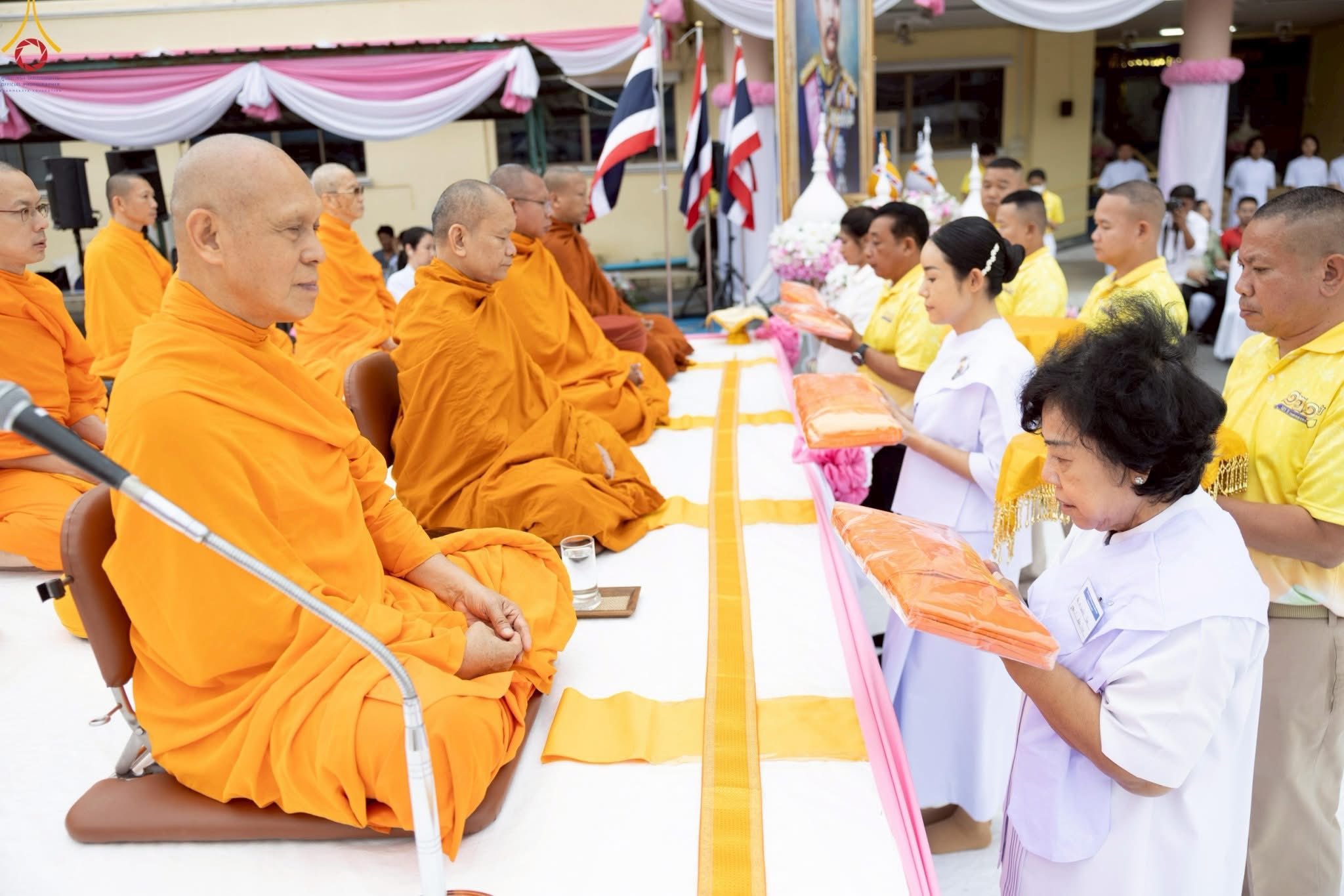 ทำบุญตักบาตรแด่คณะสงฆ์ 122 รูป เนื่องในโอกาสครบรอบ 121 ปี อำเภอคลองหลวง