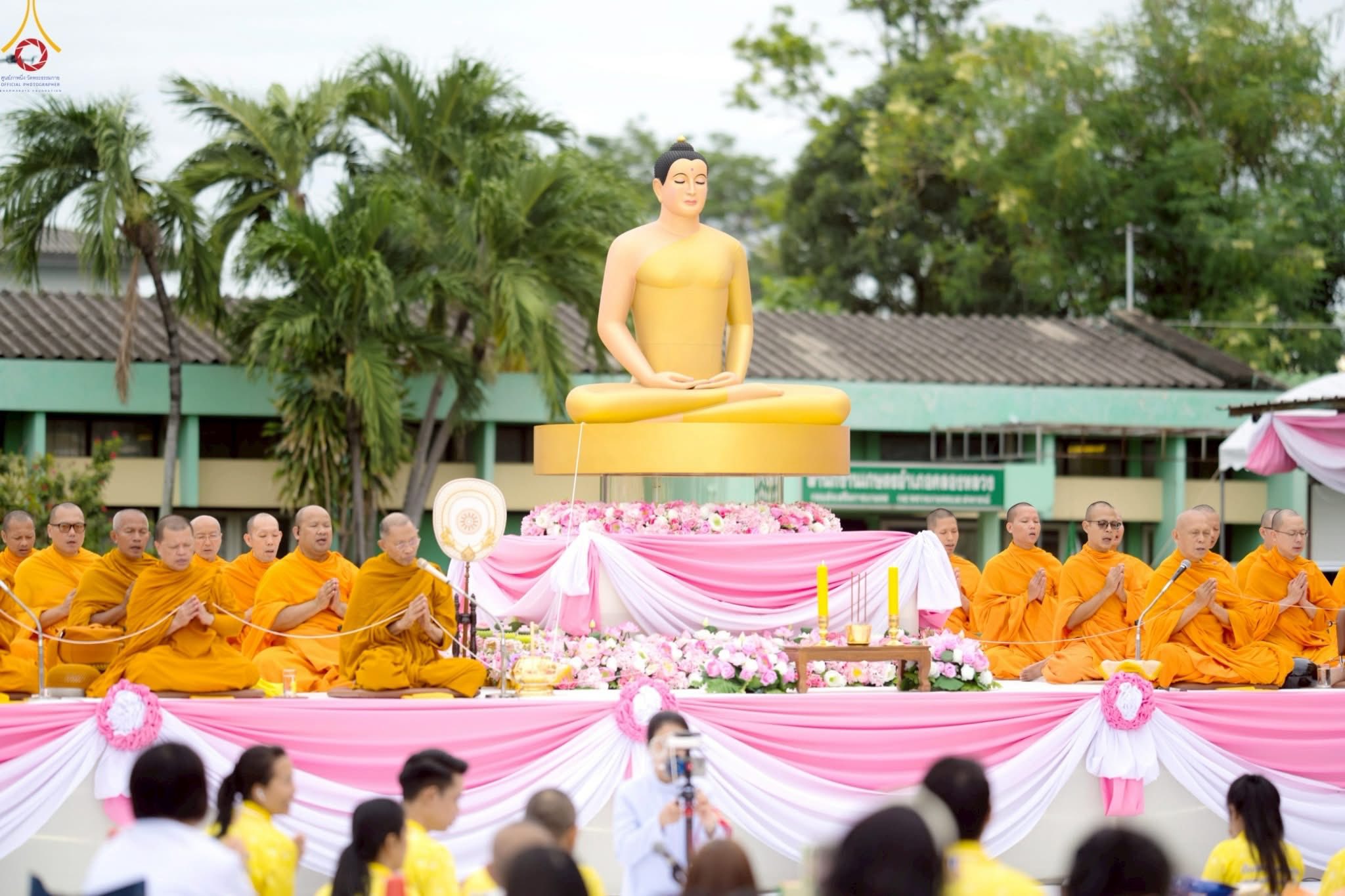 ทำบุญตักบาตรแด่คณะสงฆ์ 122 รูป เนื่องในโอกาสครบรอบ 121 ปี อำเภอคลองหลวง