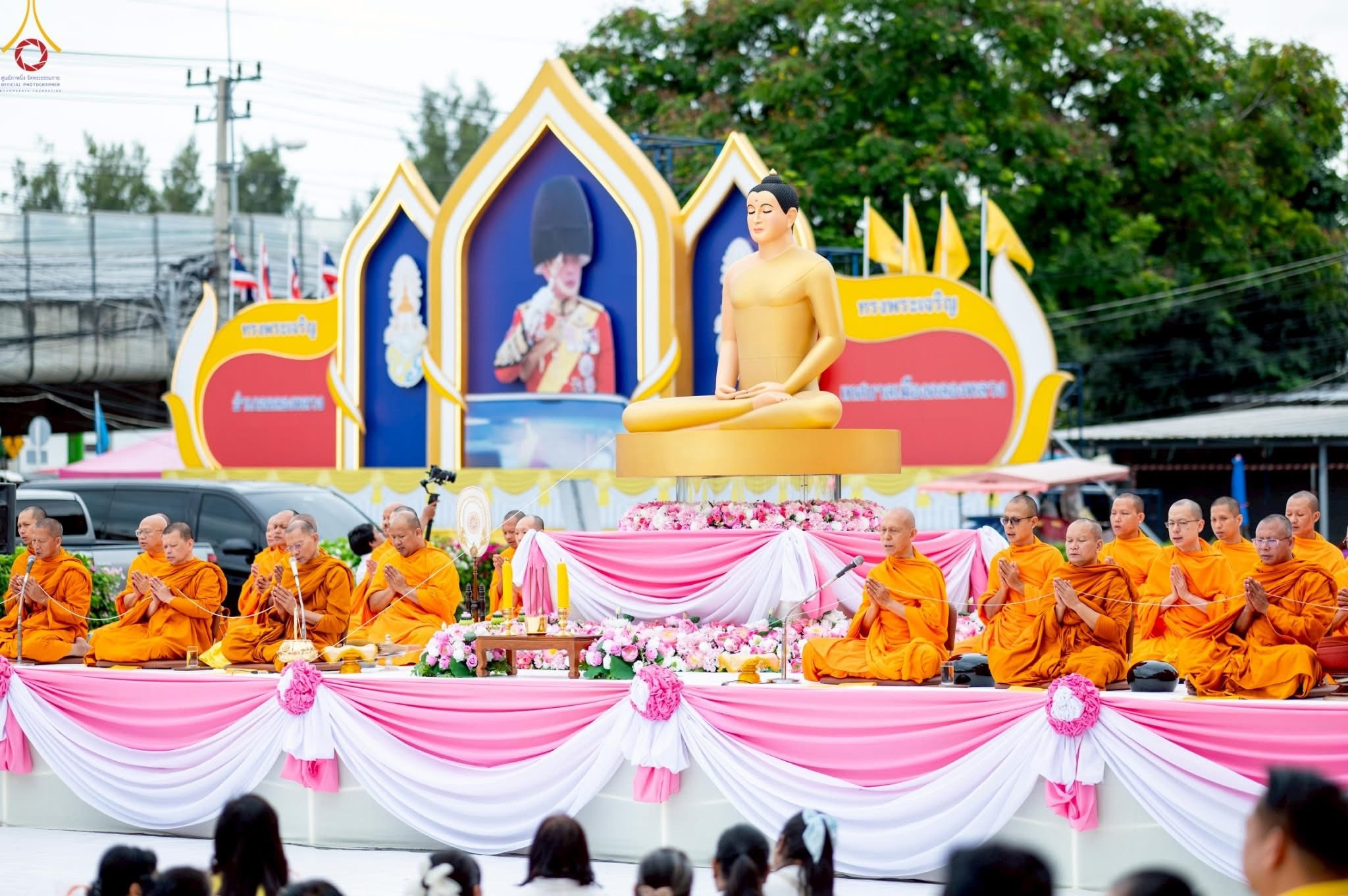 ทำบุญตักบาตรแด่คณะสงฆ์ 122 รูป เนื่องในโอกาสครบรอบ 121 ปี อำเภอคลองหลวง