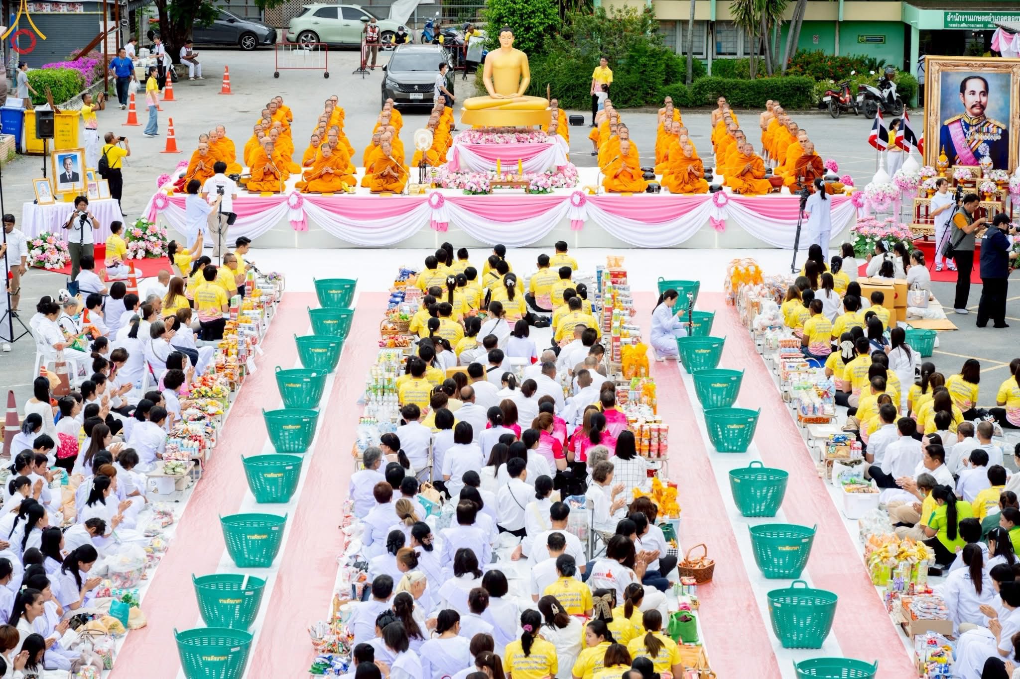 ทำบุญตักบาตรแด่คณะสงฆ์ 122 รูป เนื่องในโอกาสครบรอบ 121 ปี อำเภอคลองหลวง