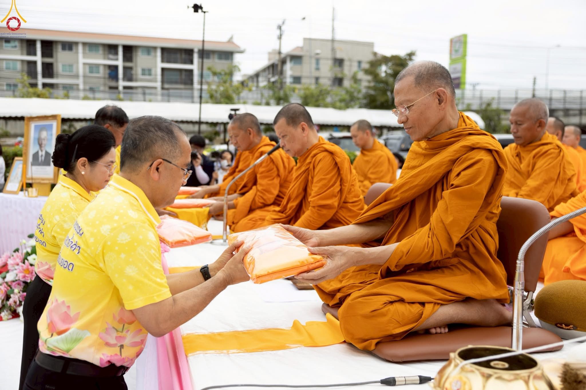 ทำบุญตักบาตรแด่คณะสงฆ์ 122 รูป เนื่องในโอกาสครบรอบ 121 ปี อำเภอคลองหลวง