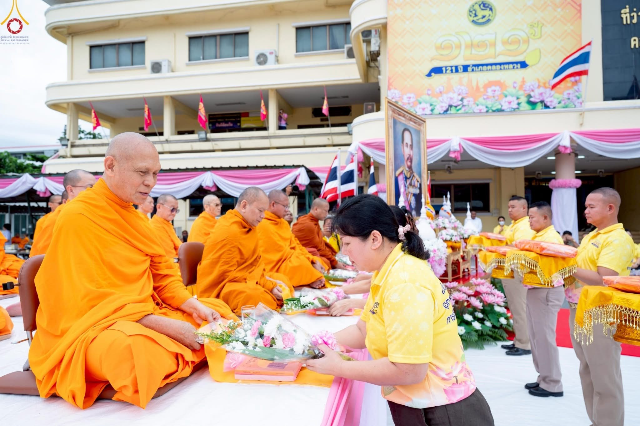 ทำบุญตักบาตรแด่คณะสงฆ์ 122 รูป เนื่องในโอกาสครบรอบ 121 ปี อำเภอคลองหลวง