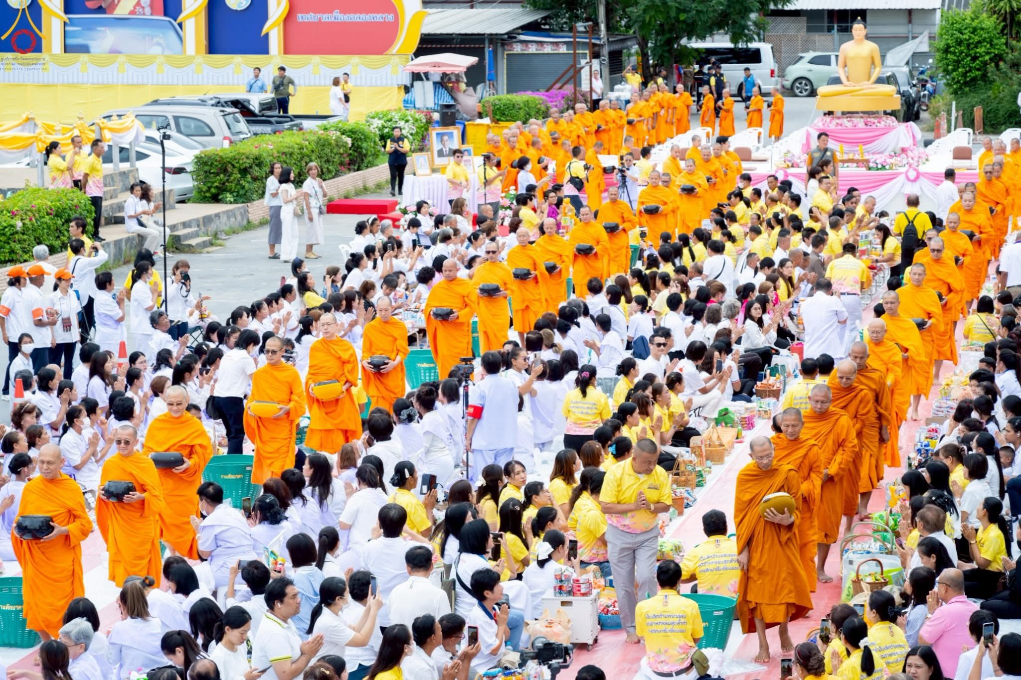 ทำบุญตักบาตรแด่คณะสงฆ์ 122 รูป เนื่องในโอกาสครบรอบ 121 ปี อำเภอคลองหลวง