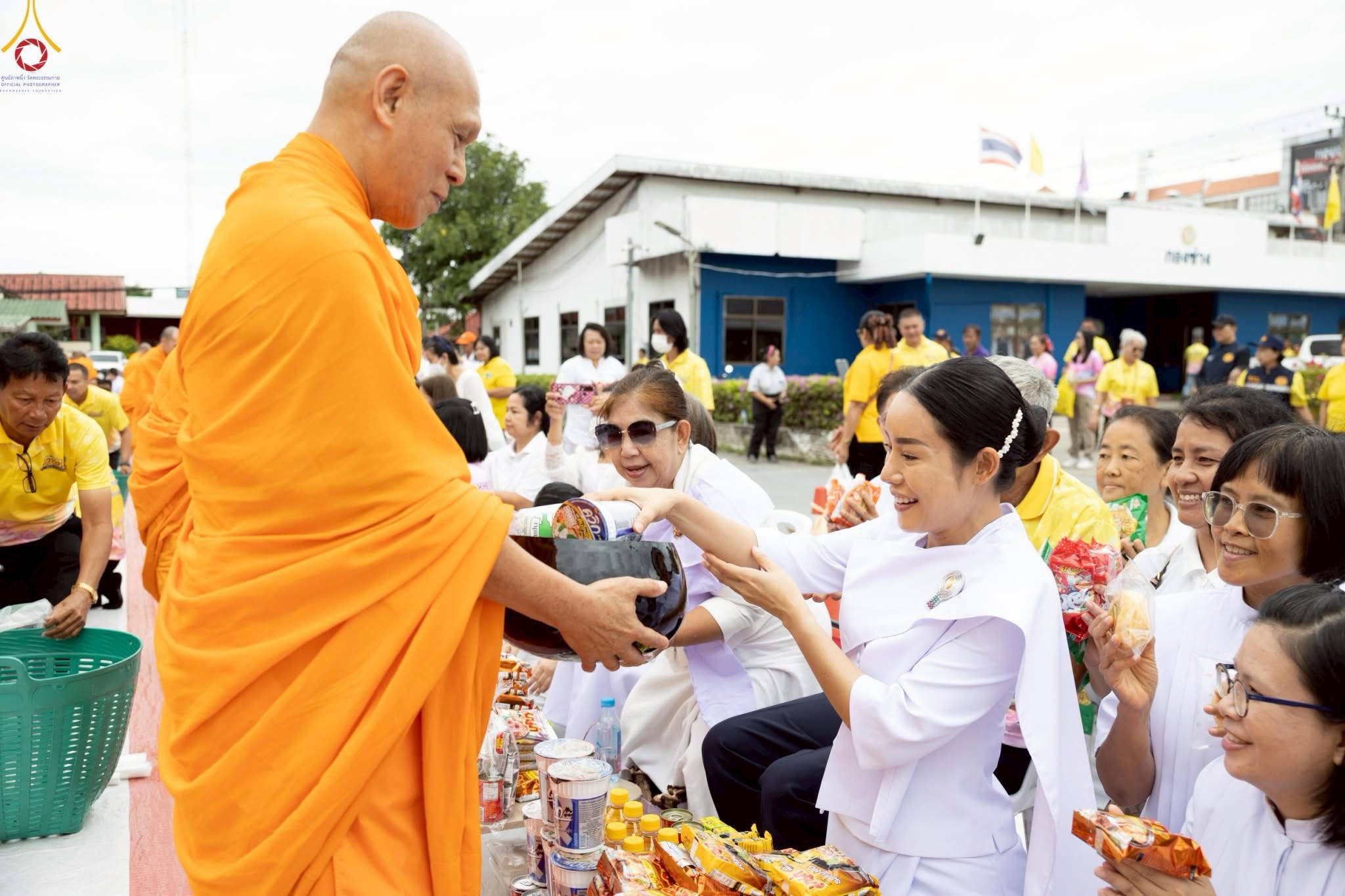 ทำบุญตักบาตรแด่คณะสงฆ์ 122 รูป เนื่องในโอกาสครบรอบ 121 ปี อำเภอคลองหลวง