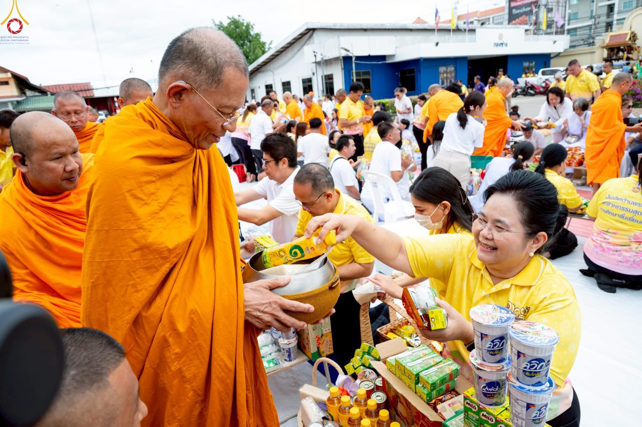 ทำบุญตักบาตรแด่คณะสงฆ์ 122 รูป เนื่องในโอกาสครบรอบ 121 ปี อำเภอคลองหลวง