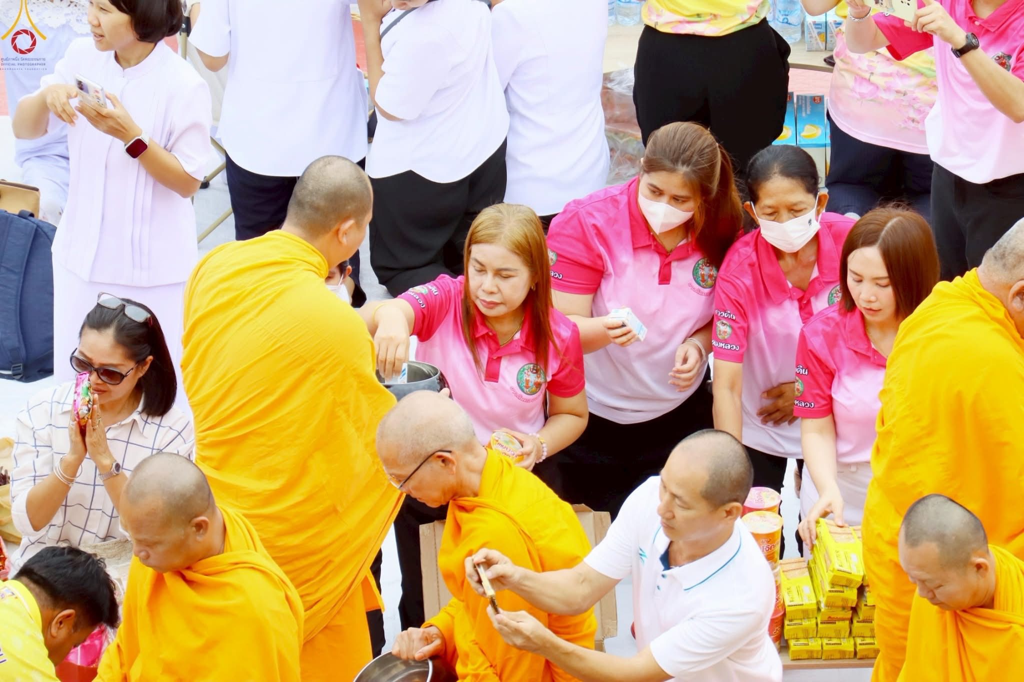 ทำบุญตักบาตรแด่คณะสงฆ์ 122 รูป เนื่องในโอกาสครบรอบ 121 ปี อำเภอคลองหลวง