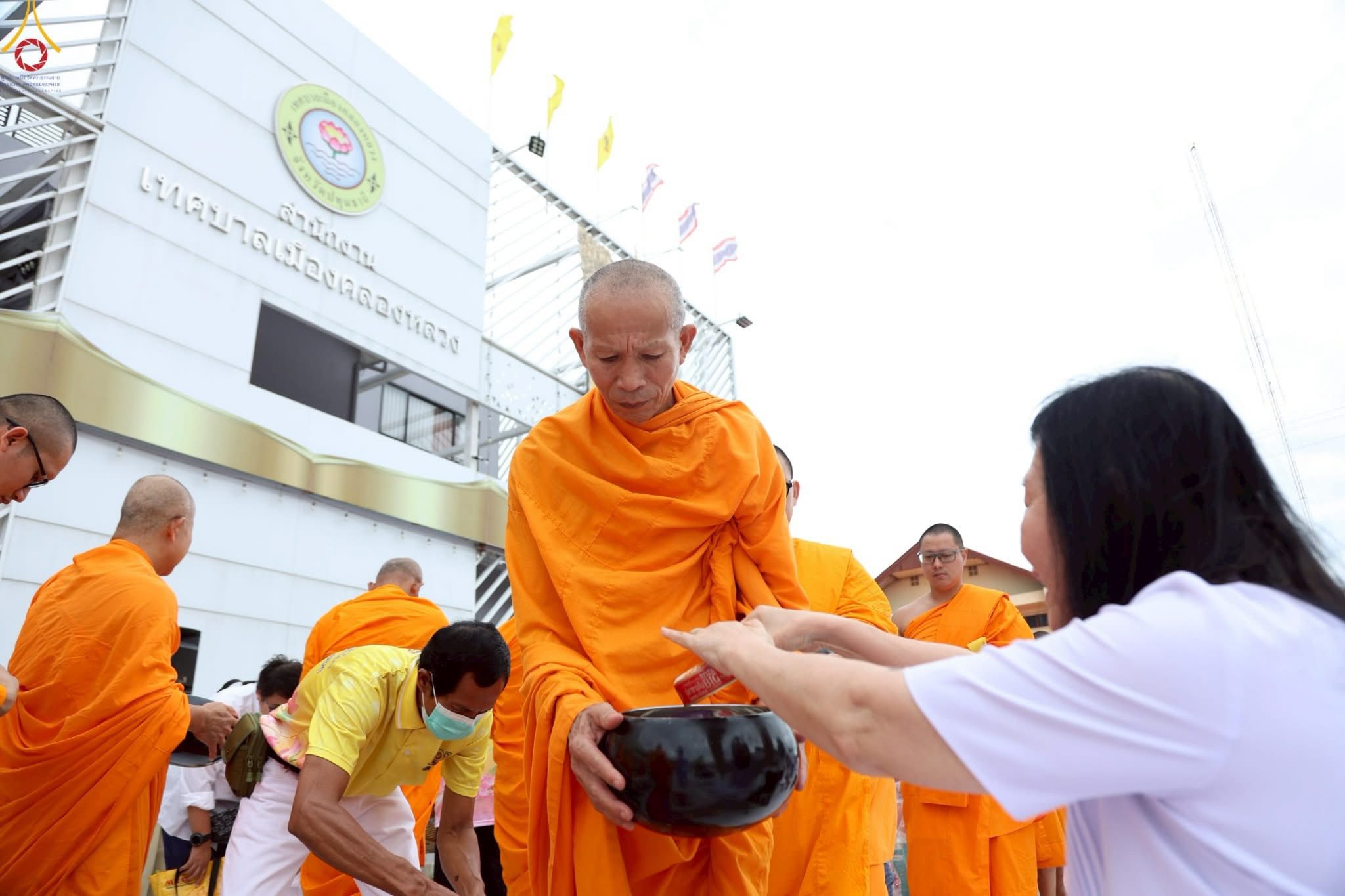 ทำบุญตักบาตรแด่คณะสงฆ์ 122 รูป เนื่องในโอกาสครบรอบ 121 ปี อำเภอคลองหลวง