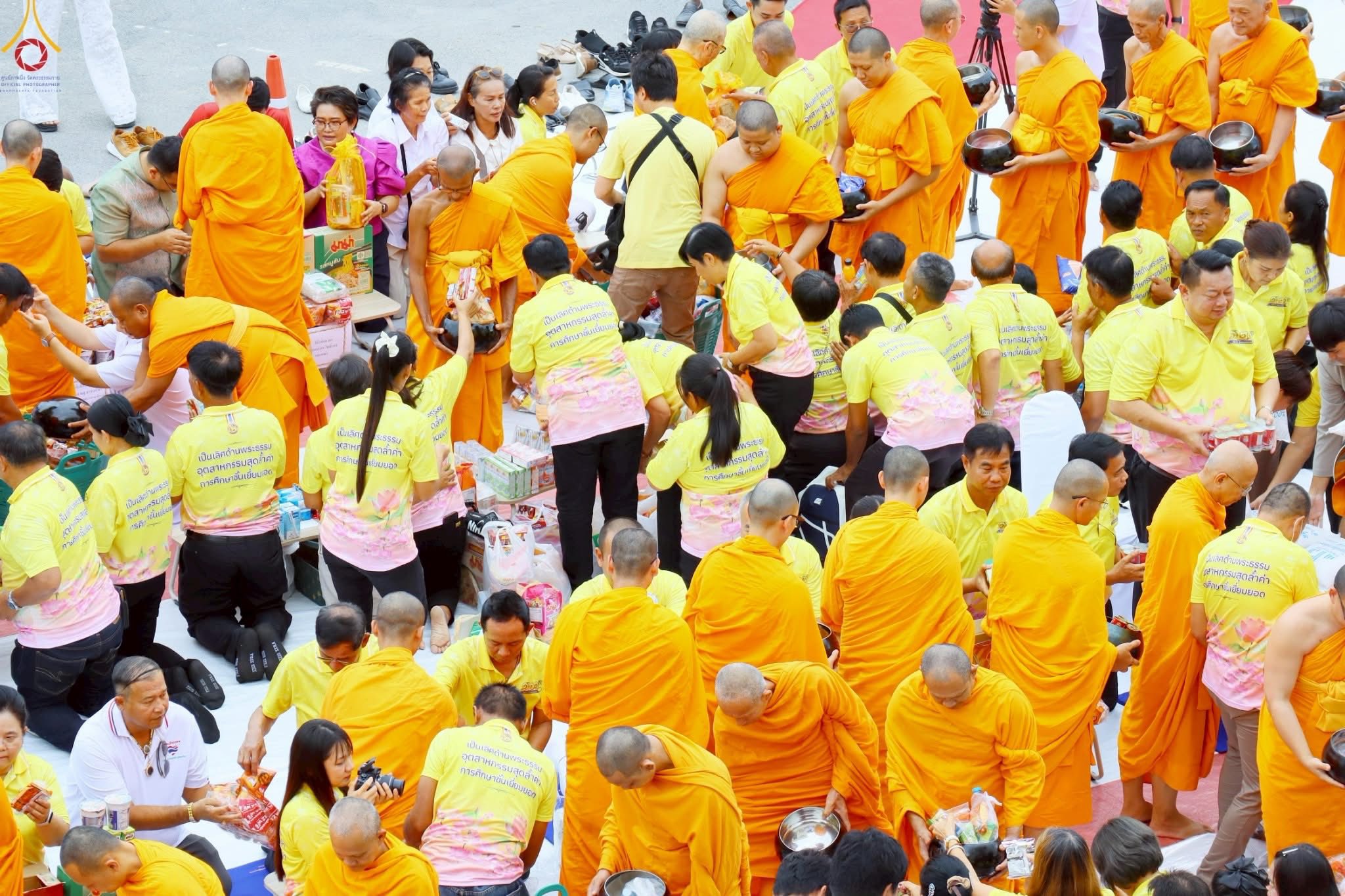 ทำบุญตักบาตรแด่คณะสงฆ์ 122 รูป เนื่องในโอกาสครบรอบ 121 ปี อำเภอคลองหลวง