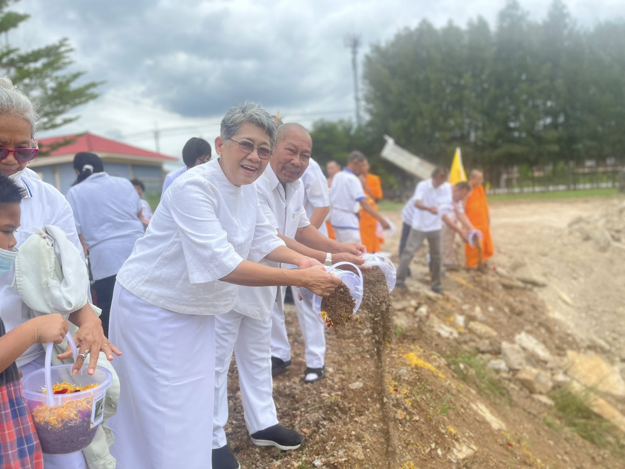 ธุดงคสถานพัฒนานิคม จัดพิธีทอดผ้าป่าปฐมฤกษ์ถมดิน เตรียมพื้นที่ลานธรรมรองรับองค์พระเจดีย์