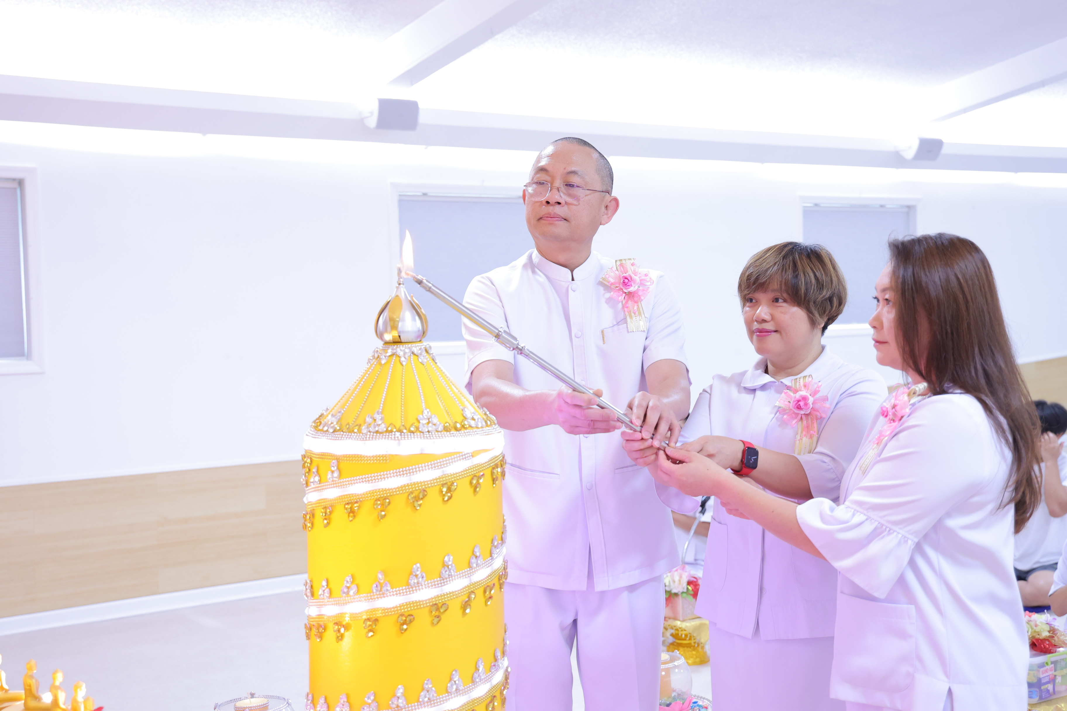 วัดพระธรรมกายจอร์เจีย จัดพิธีทอดผ้าป่าบูชาธรรมหลวงพ่อธัมมโย