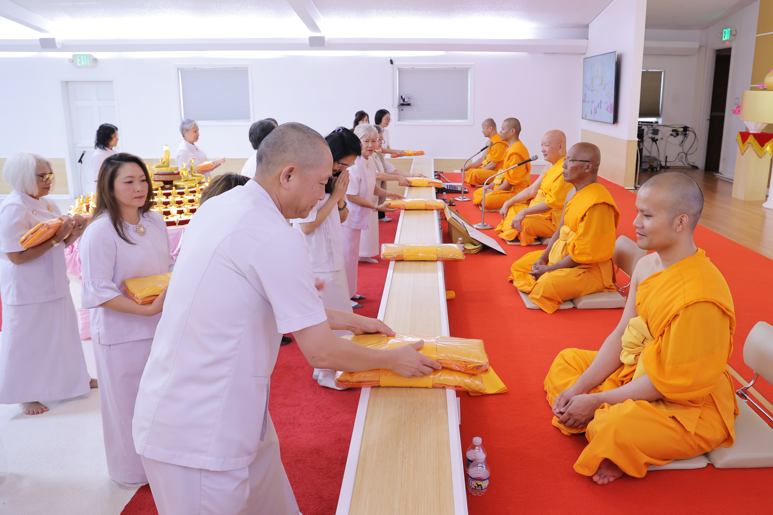 วัดพระธรรมกายจอร์เจีย จัดพิธีทอดผ้าป่าบูชาธรรมหลวงพ่อธัมมโย