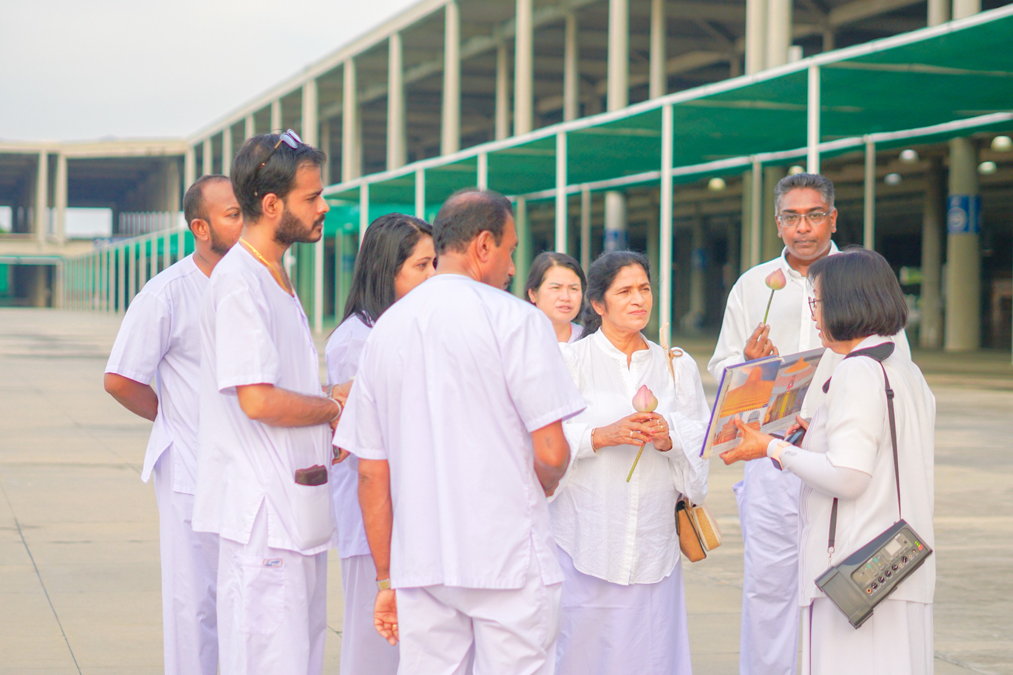 ชาวแอฟริกาใต้ เดินทางมาเยี่ยมชมวัดพระธรรมกาย