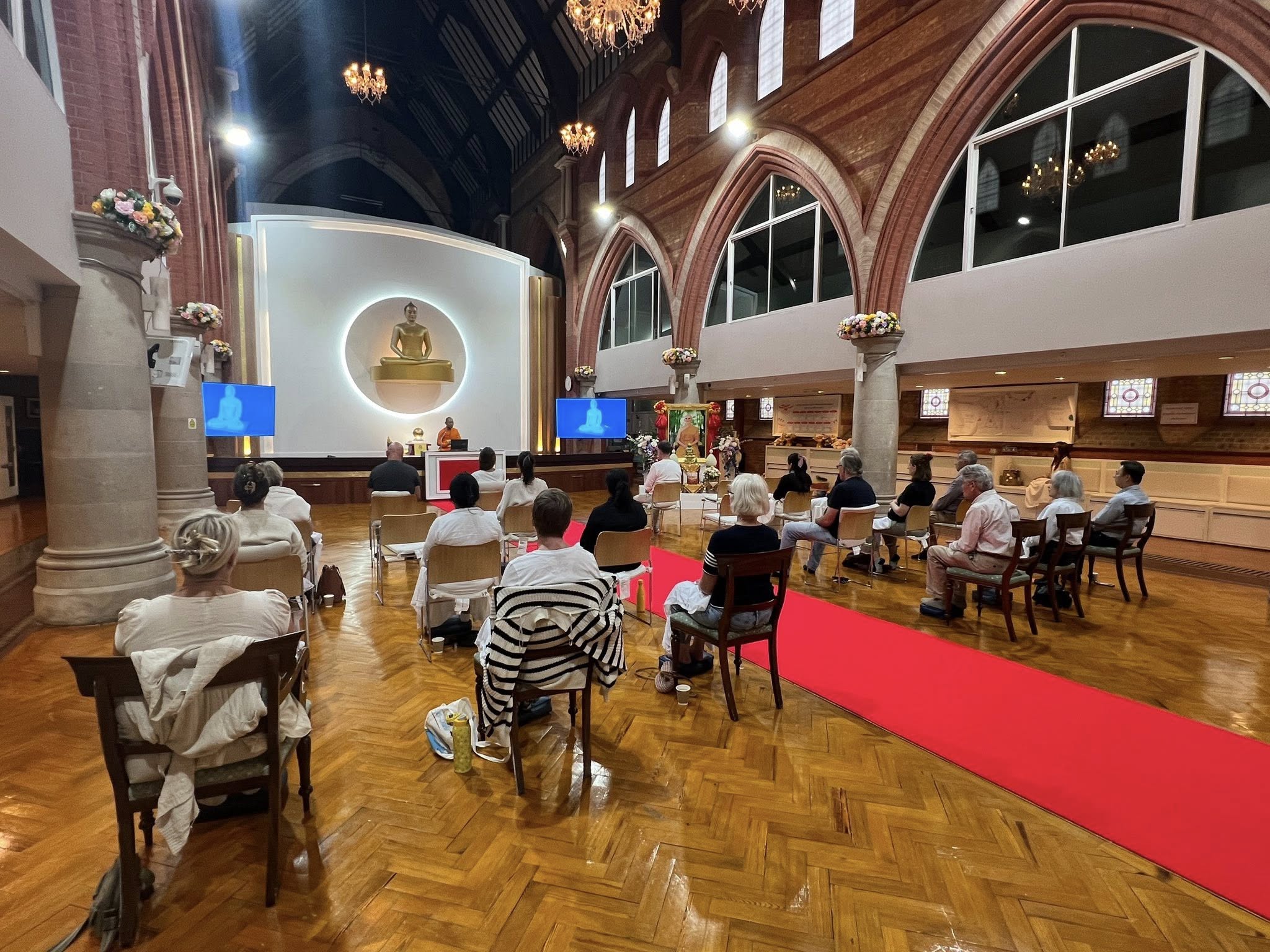 วัดพระธรรมกายลอนดอน จัดคลาสสมาธิแก่ชาวท้องถิ่น