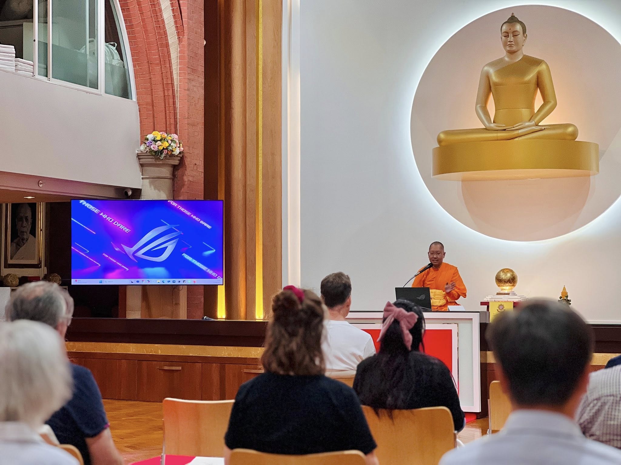 วัดพระธรรมกายลอนดอน จัดคลาสสมาธิแก่ชาวท้องถิ่น