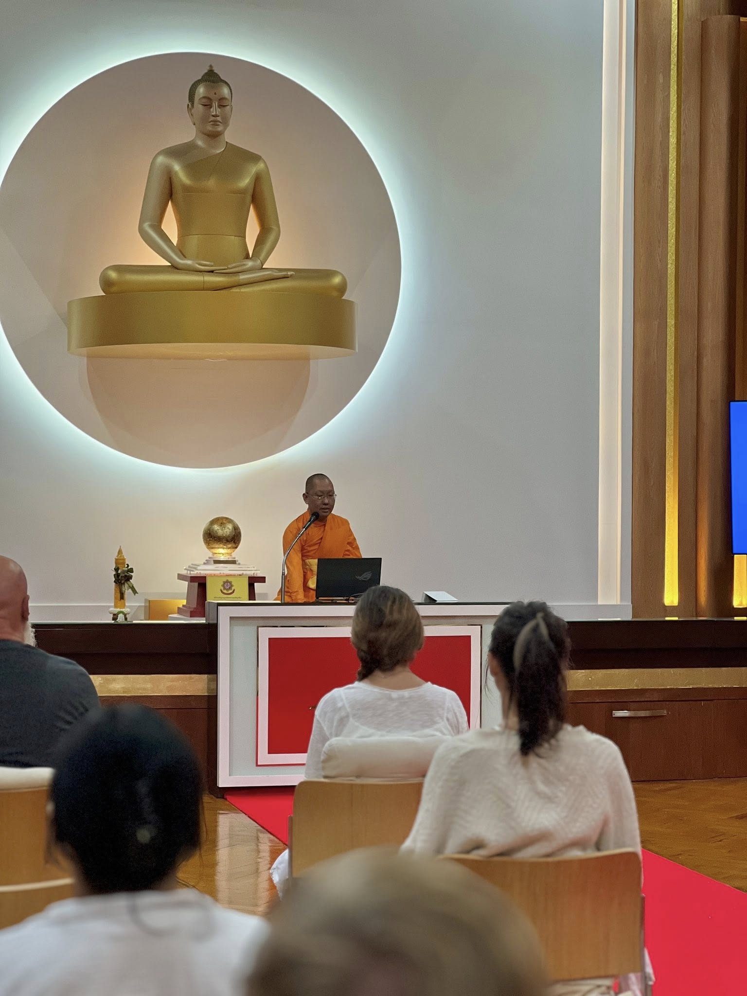 วัดพระธรรมกายลอนดอน จัดคลาสสมาธิแก่ชาวท้องถิ่น