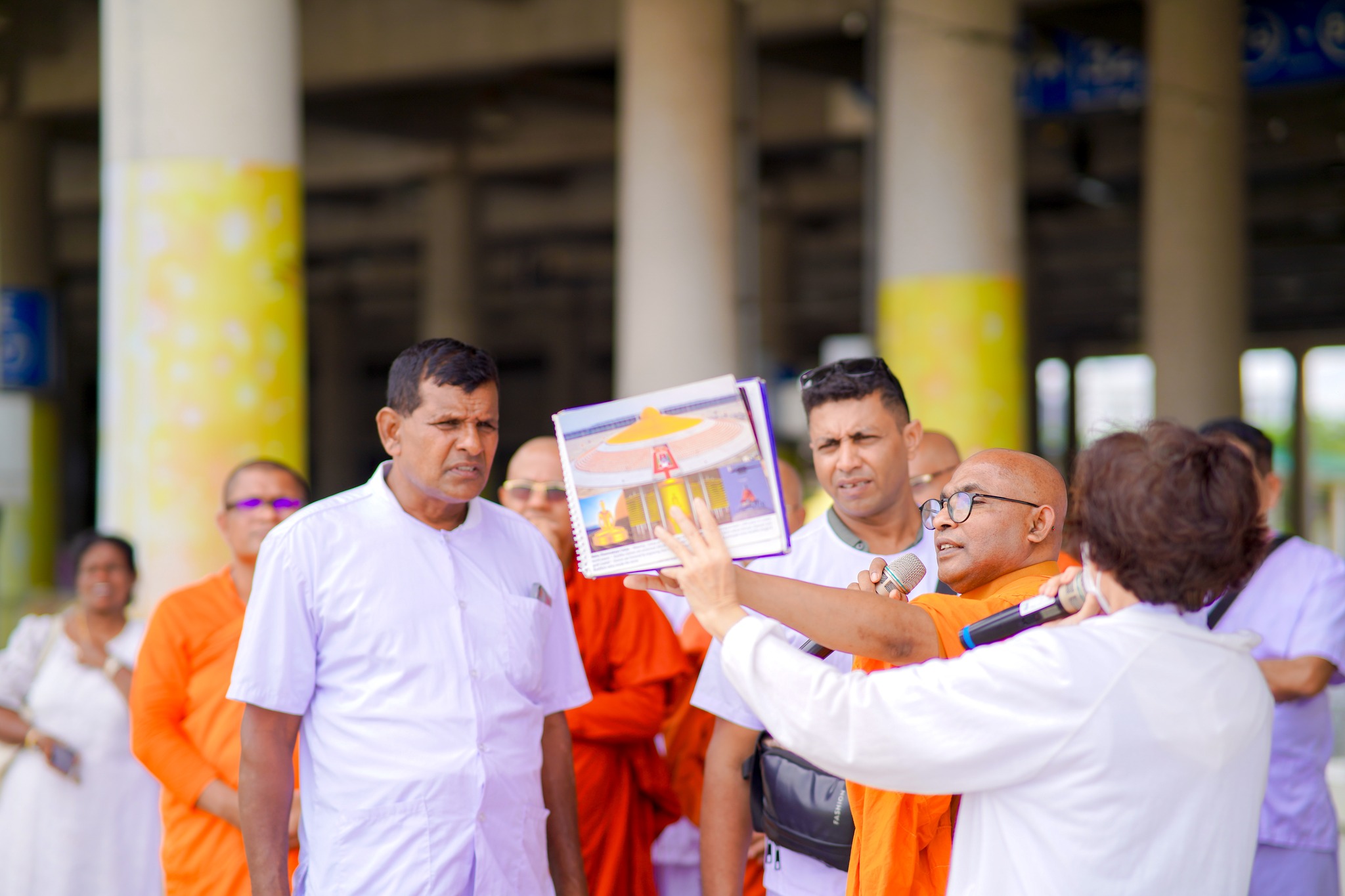 ชาวศรีลังกา เดินทางมาเยี่ยมชมวัดพระธรรมกาย