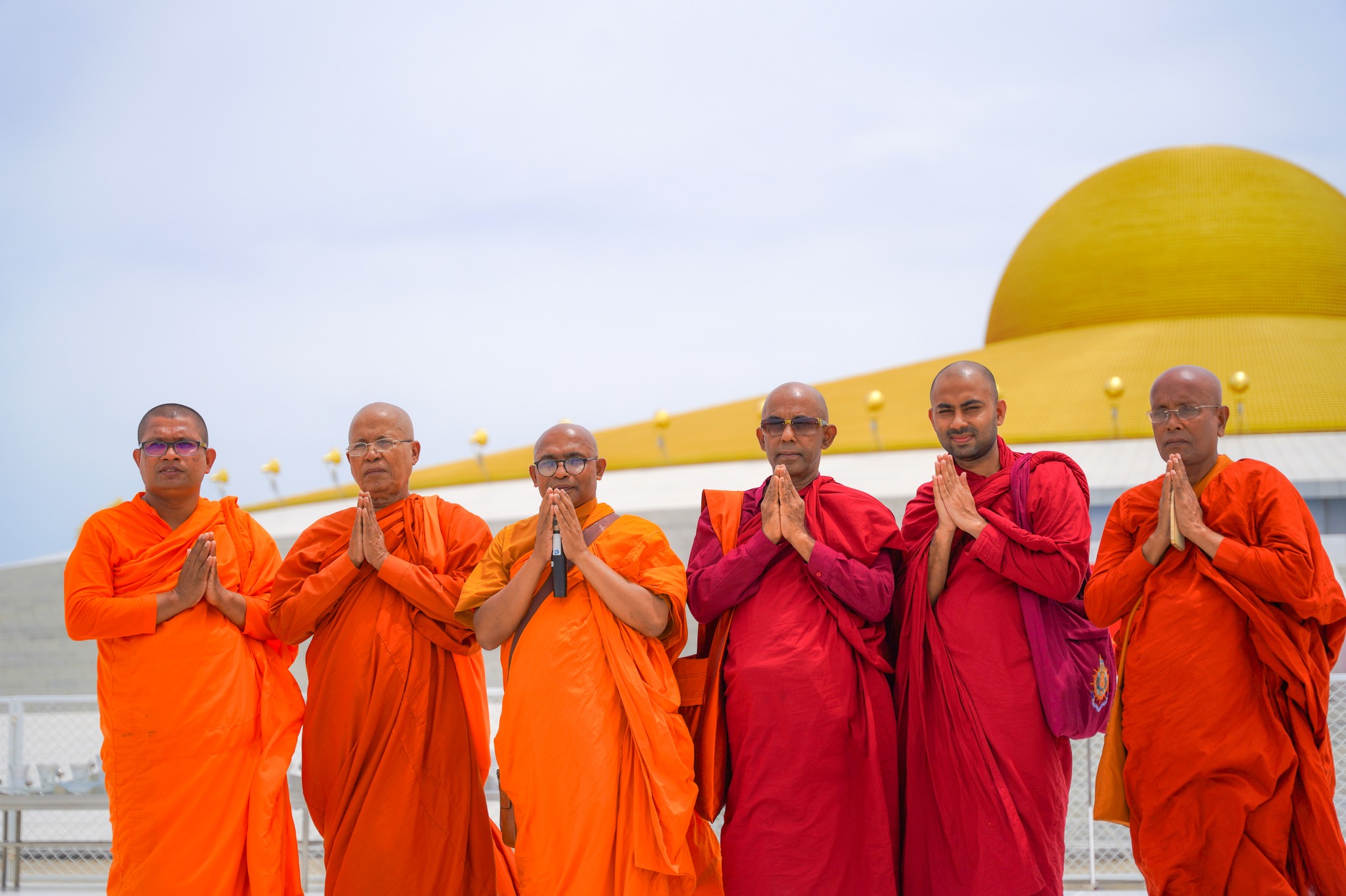 ชาวศรีลังกา เดินทางมาเยี่ยมชมวัดพระธรรมกาย