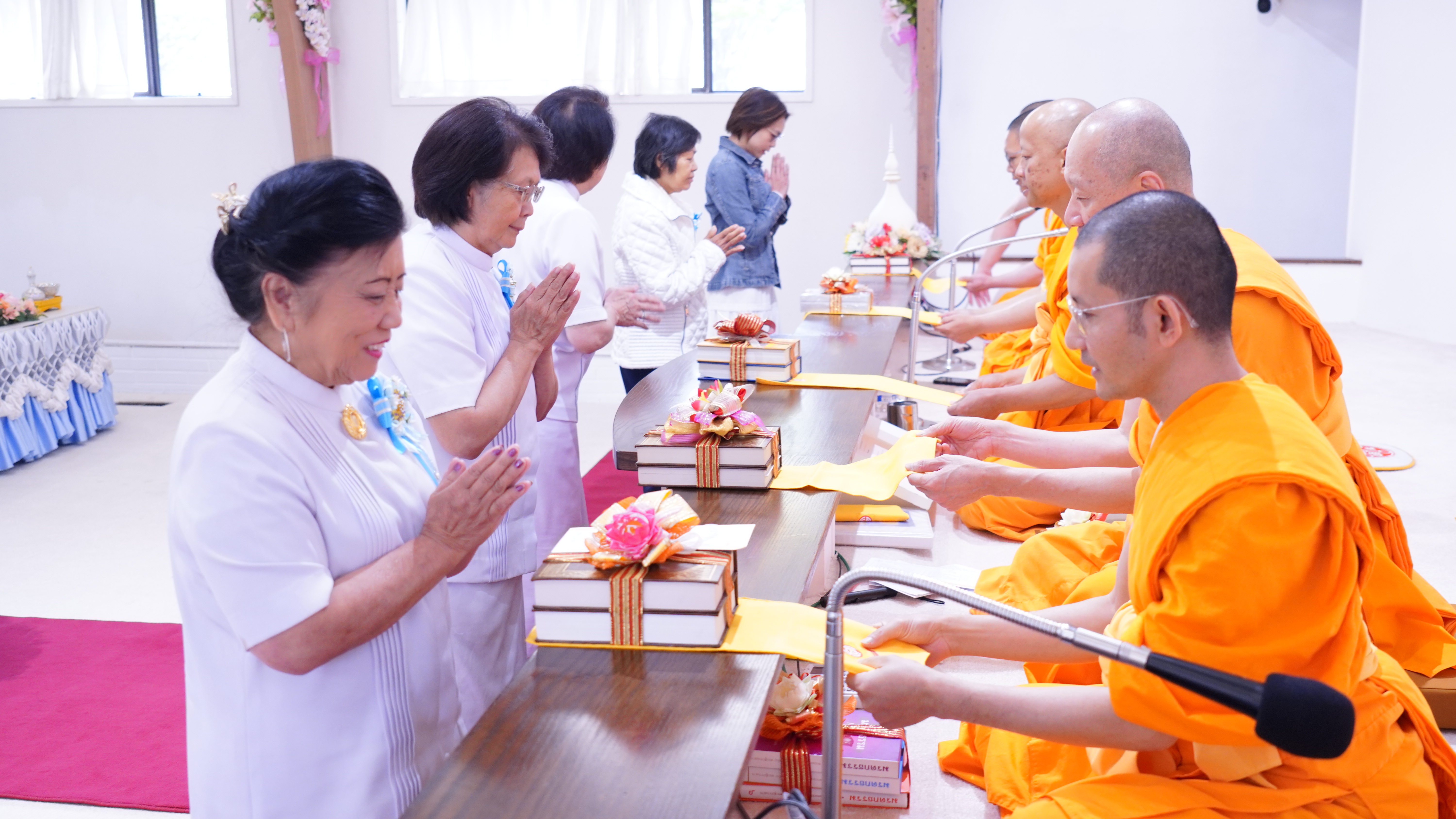 วัดพระธรรมกายซีแอตเติล จัดพิธีถวายกองบุญปัญญาบารมี