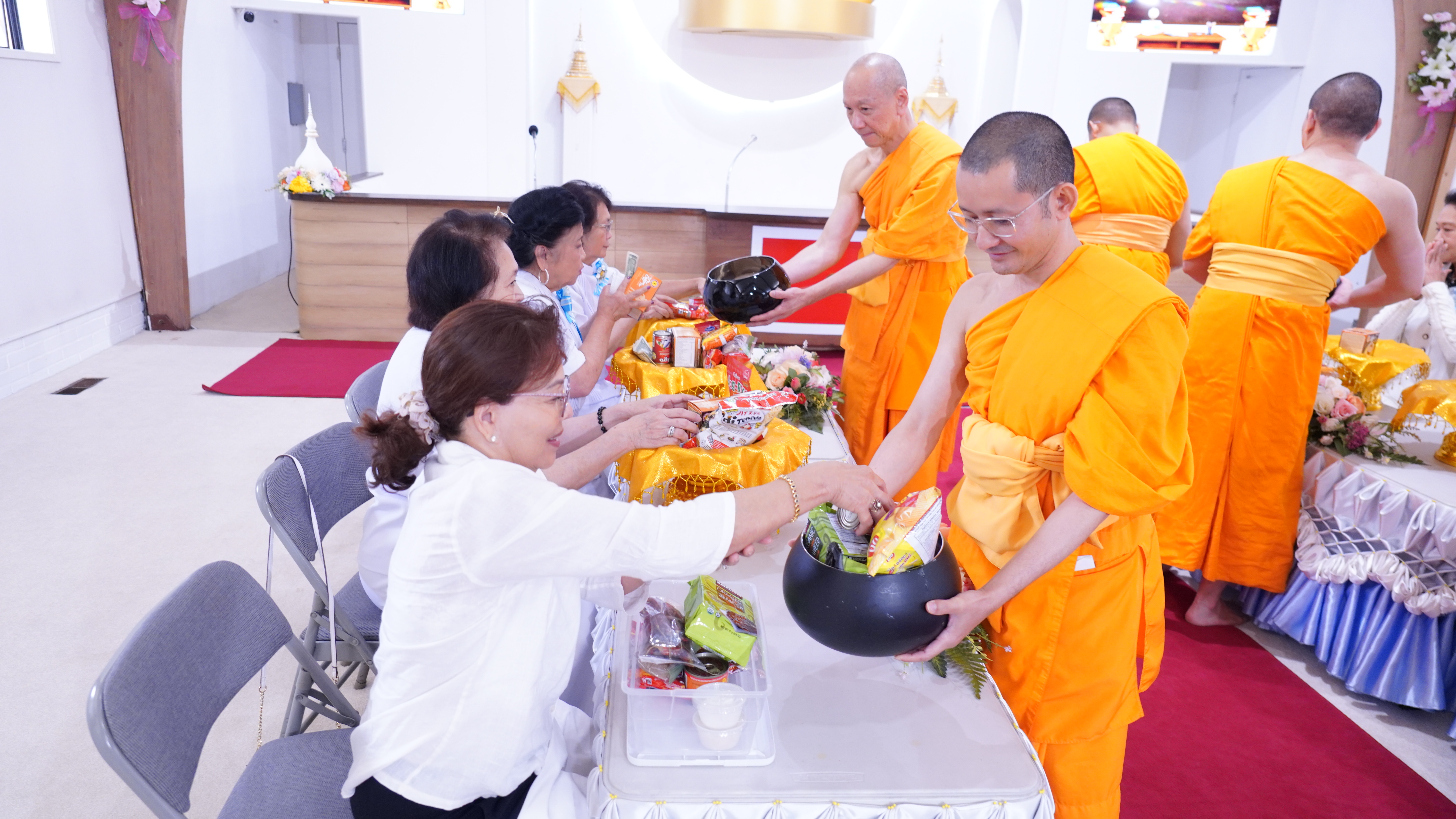 วัดพระธรรมกายซีแอตเติล จัดพิธีถวายกองบุญปัญญาบารมี