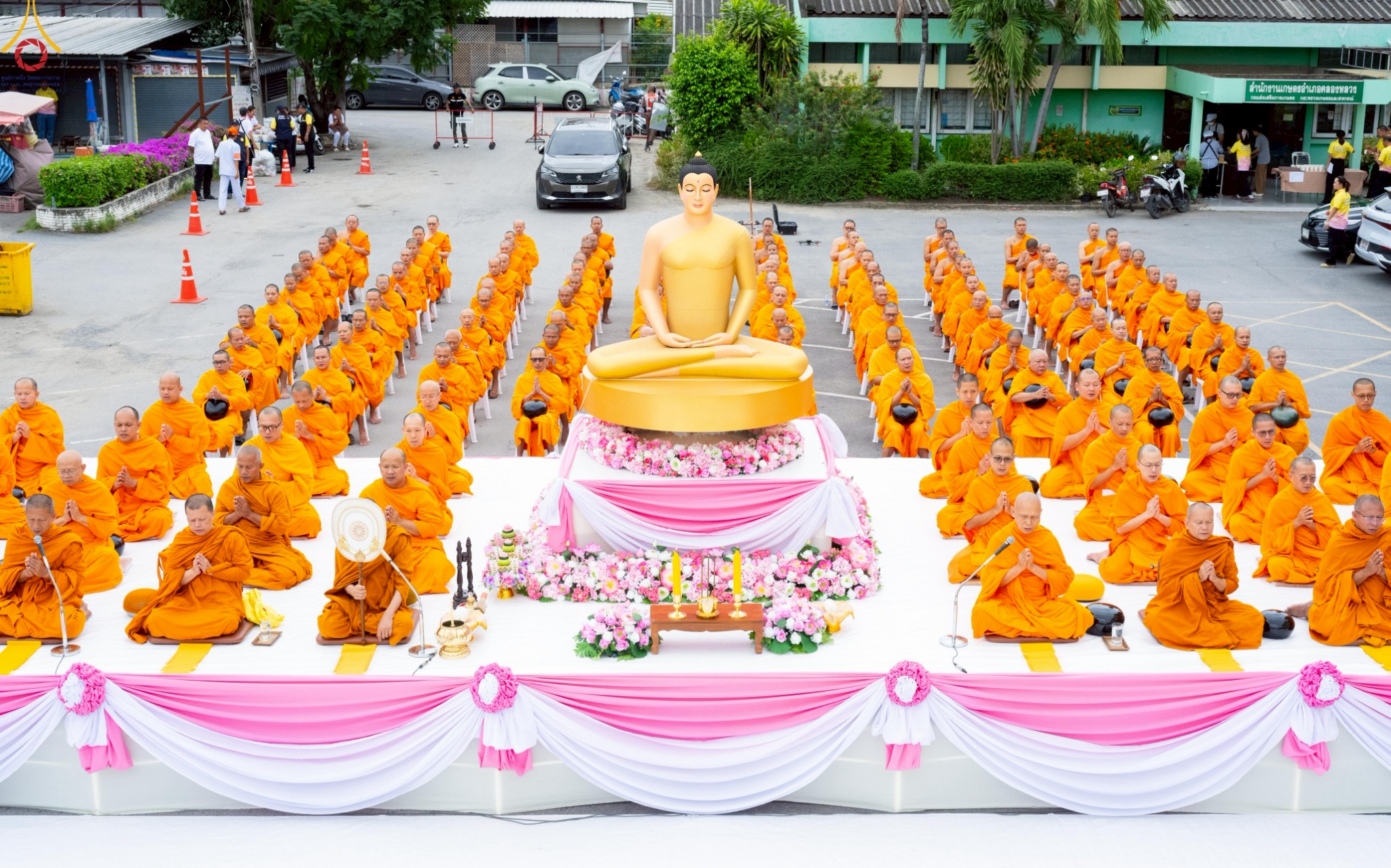 อำเภอคลองหลวง จัดตักบาตรพระสงฆ์ 122 รูป ฉลอง 121 ปี อำเภอคลองหลวง