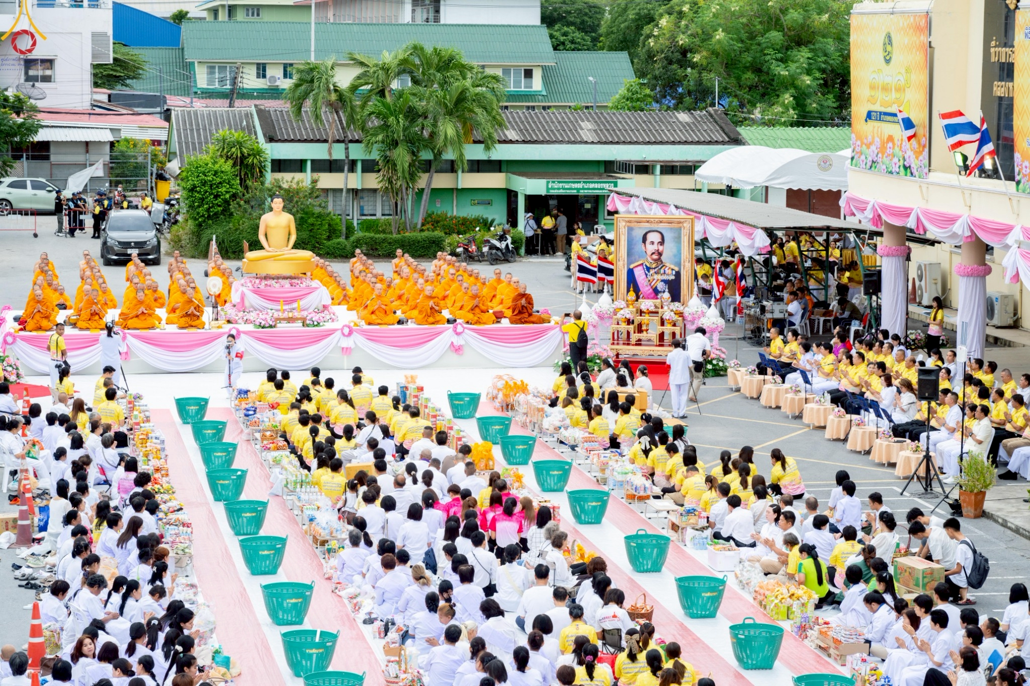 อำเภอคลองหลวง จัดตักบาตรพระสงฆ์ 122 รูป ฉลอง 121 ปี อำเภอคลองหลวง