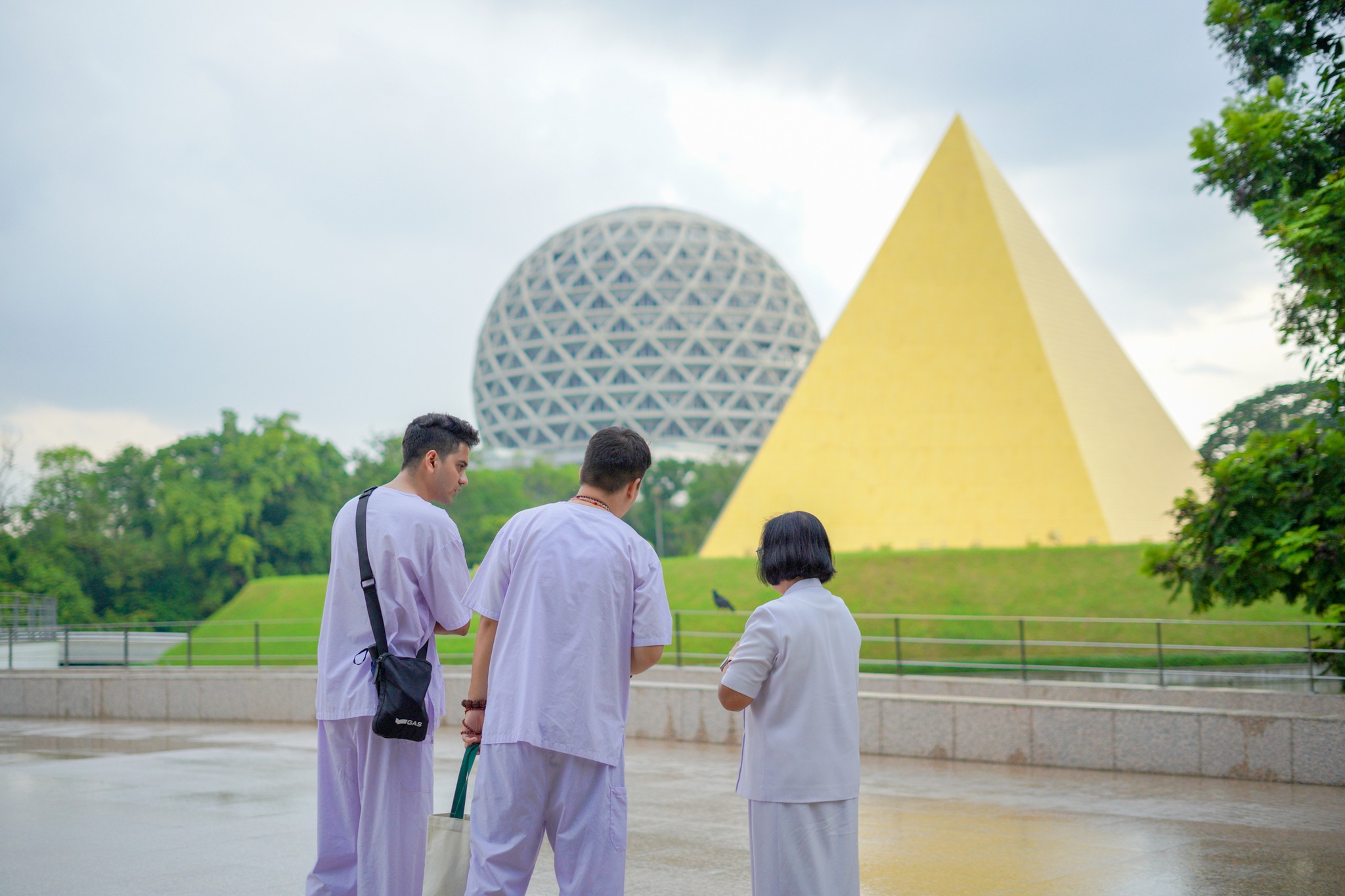 นักศึกษาชาวเนปาลและอินเดีย มาเยี่ยมชมวัดพระธรรมกาย