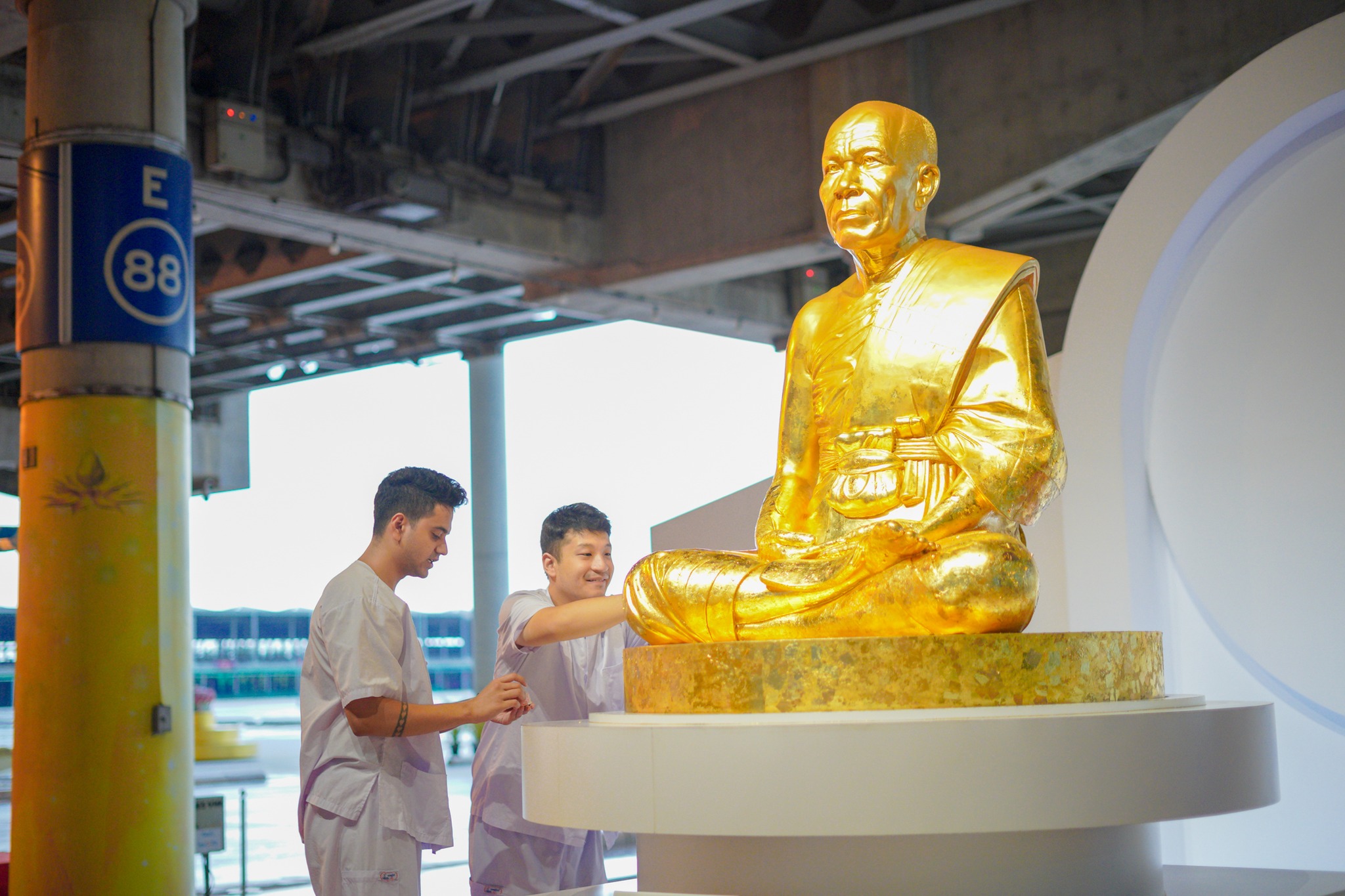 นักศึกษาชาวเนปาลและอินเดีย มาเยี่ยมชมวัดพระธรรมกาย