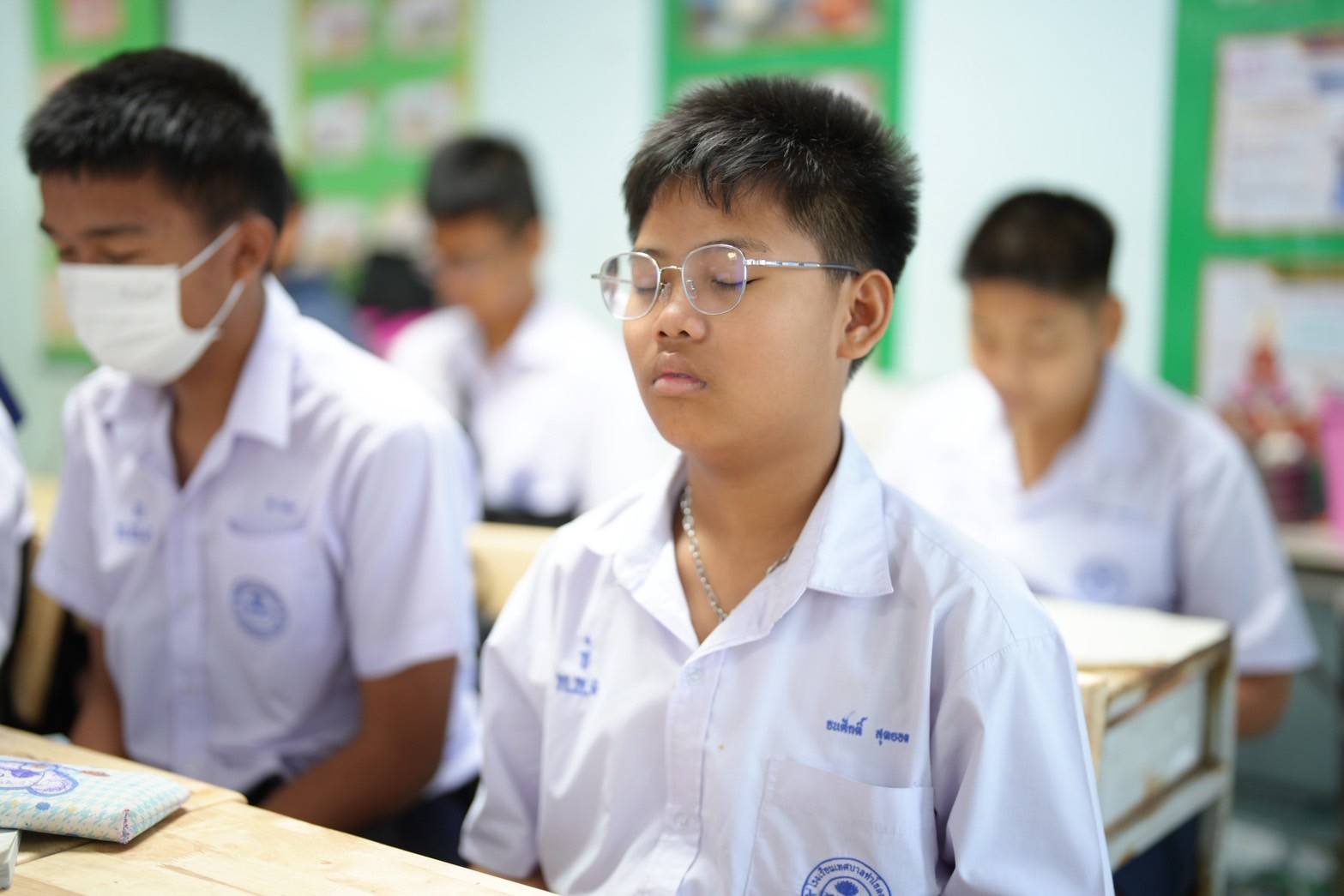 พระอาจารย์สำนักพระปริยัติธรรม วัดพระธรรมกาย สอนศีลธรรม นักเรียนโรงเรียนท่าโขลง1