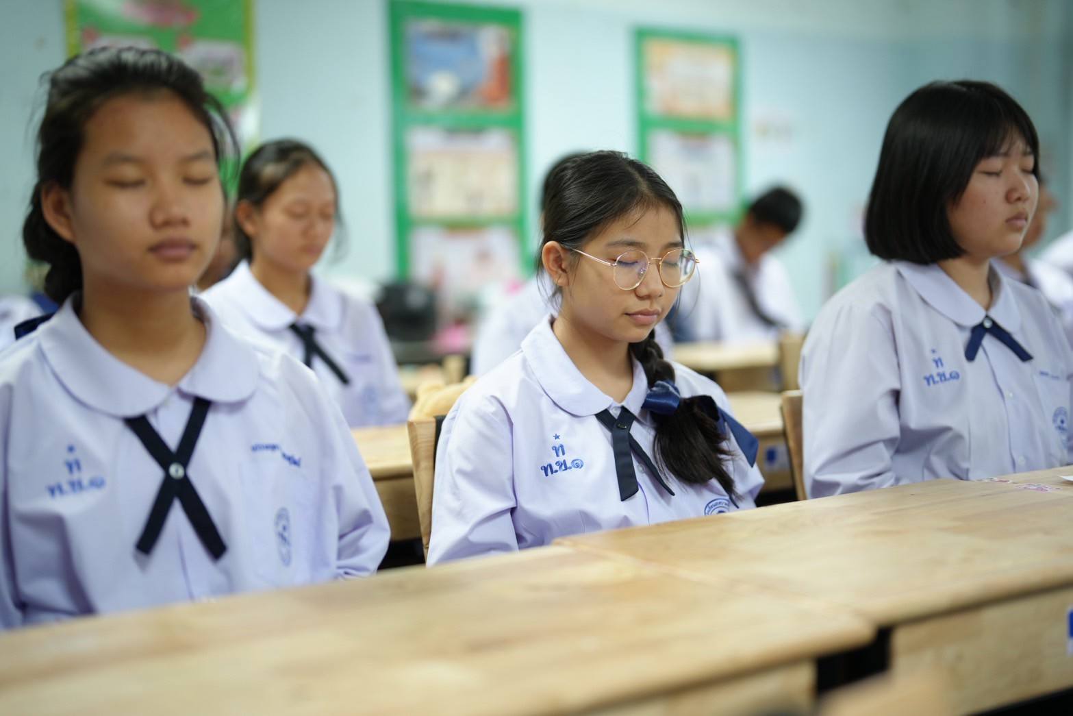 พระอาจารย์สำนักพระปริยัติธรรม วัดพระธรรมกาย สอนศีลธรรม นักเรียนโรงเรียนท่าโขลง1