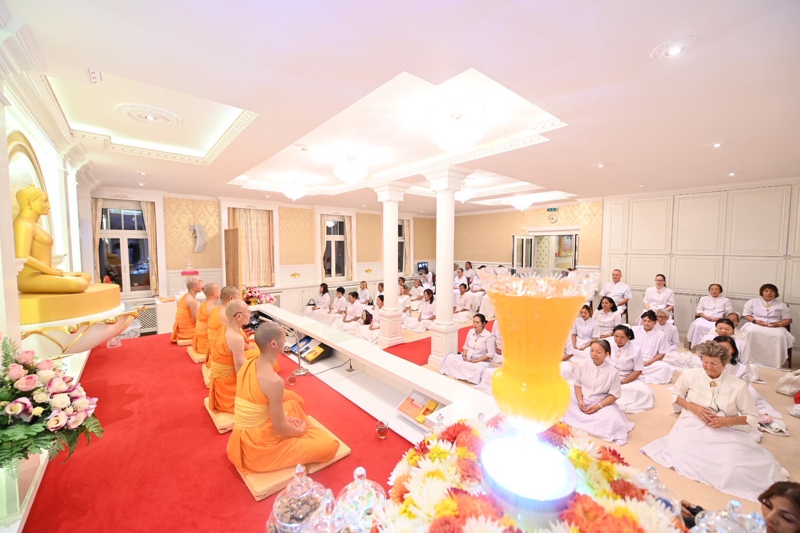 วัดพระธรรมกายสวิตเซอร์แลนด์ จัดพิธีบูชาครูผู้ค้นพบวิชชาธรรมกาย และพิธีบูชาข้าวพระ