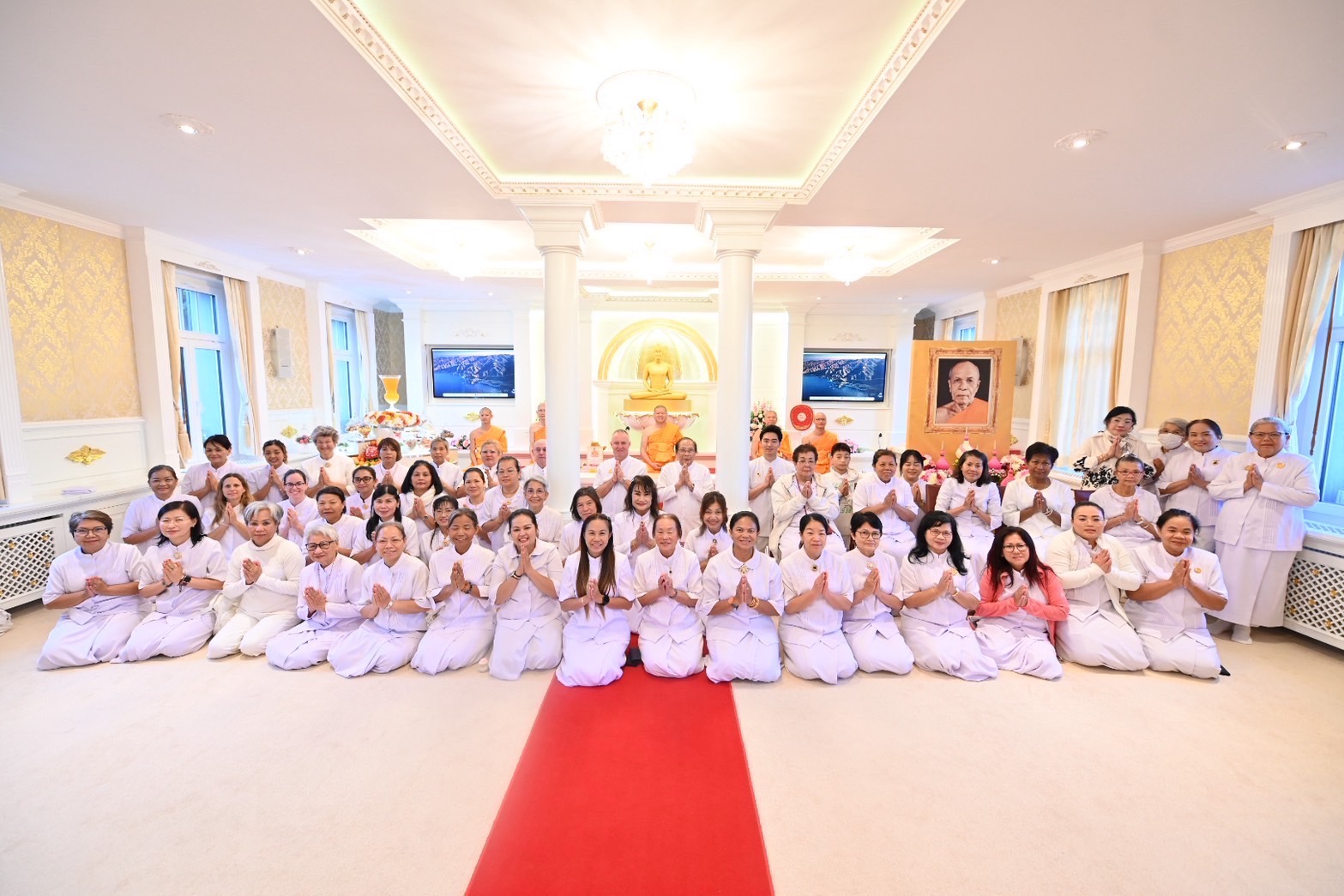วัดพระธรรมกายสวิตเซอร์แลนด์ จัดพิธีบูชาครูผู้ค้นพบวิชชาธรรมกาย และพิธีบูชาข้าวพระ