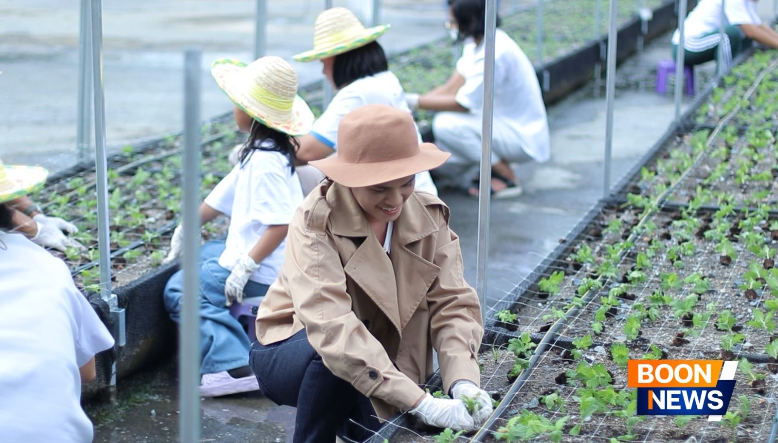 สาธุชนพร้อมด้วยเจ้าหน้าที่วัดพระธรรมกาย ร่วมปลูกต้นเบญจทรัพย์