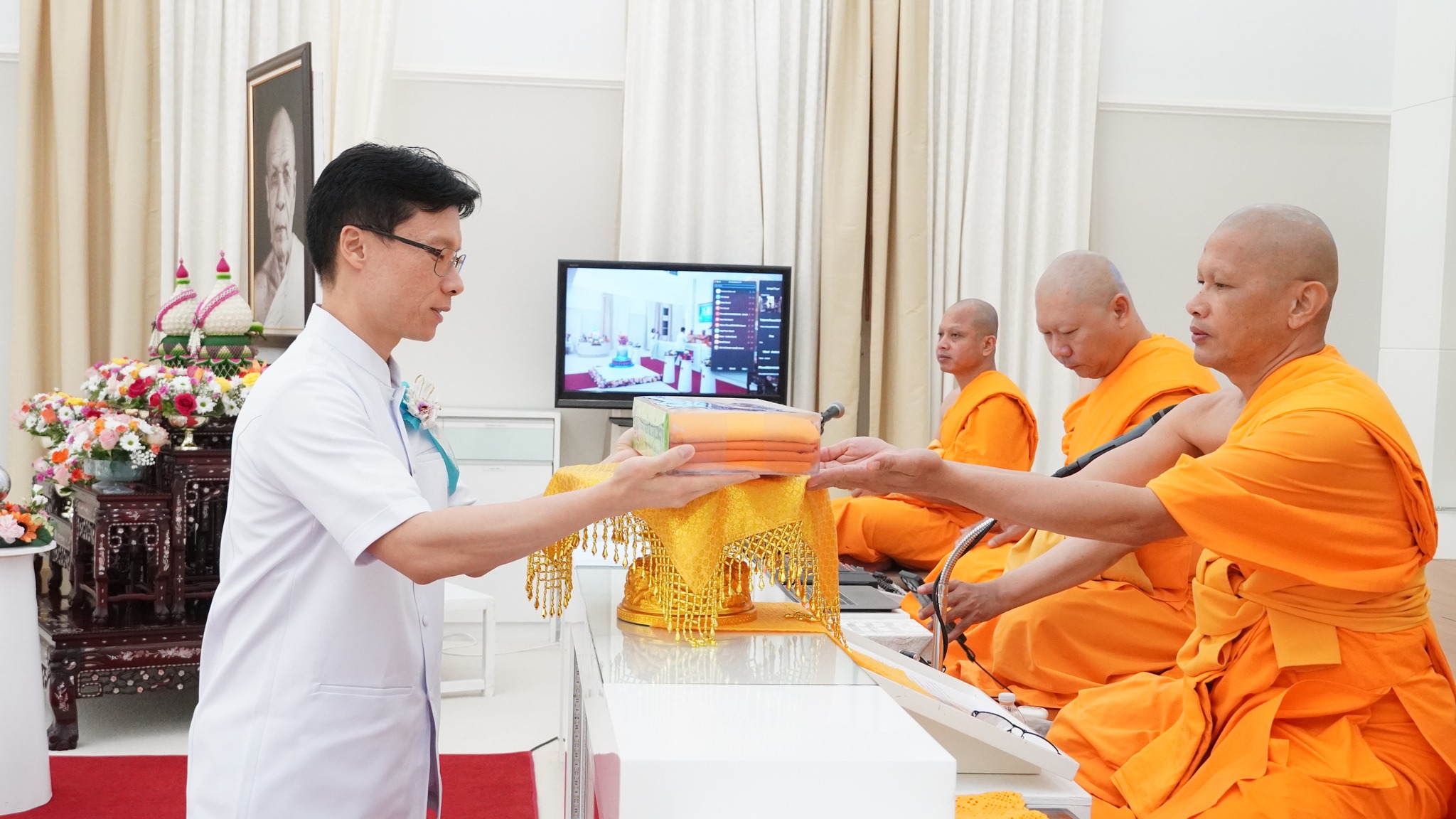 วัดพระธรรมกายฟลอริดา จัดพิธีบูชาครูผู้ค้นพบวิชชาธรรมกาย และบูชาข้าวพระ