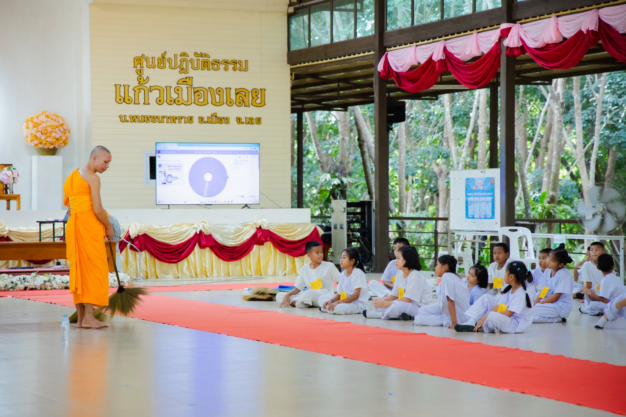 ศูนย์ปฏิบัติธรรมแก้วเมืองเลย จัดอบรมศีลธรรมนักเรียน โรงเรียนเทศบาลนาดินดำ 2 บ้านหนองนาทราย