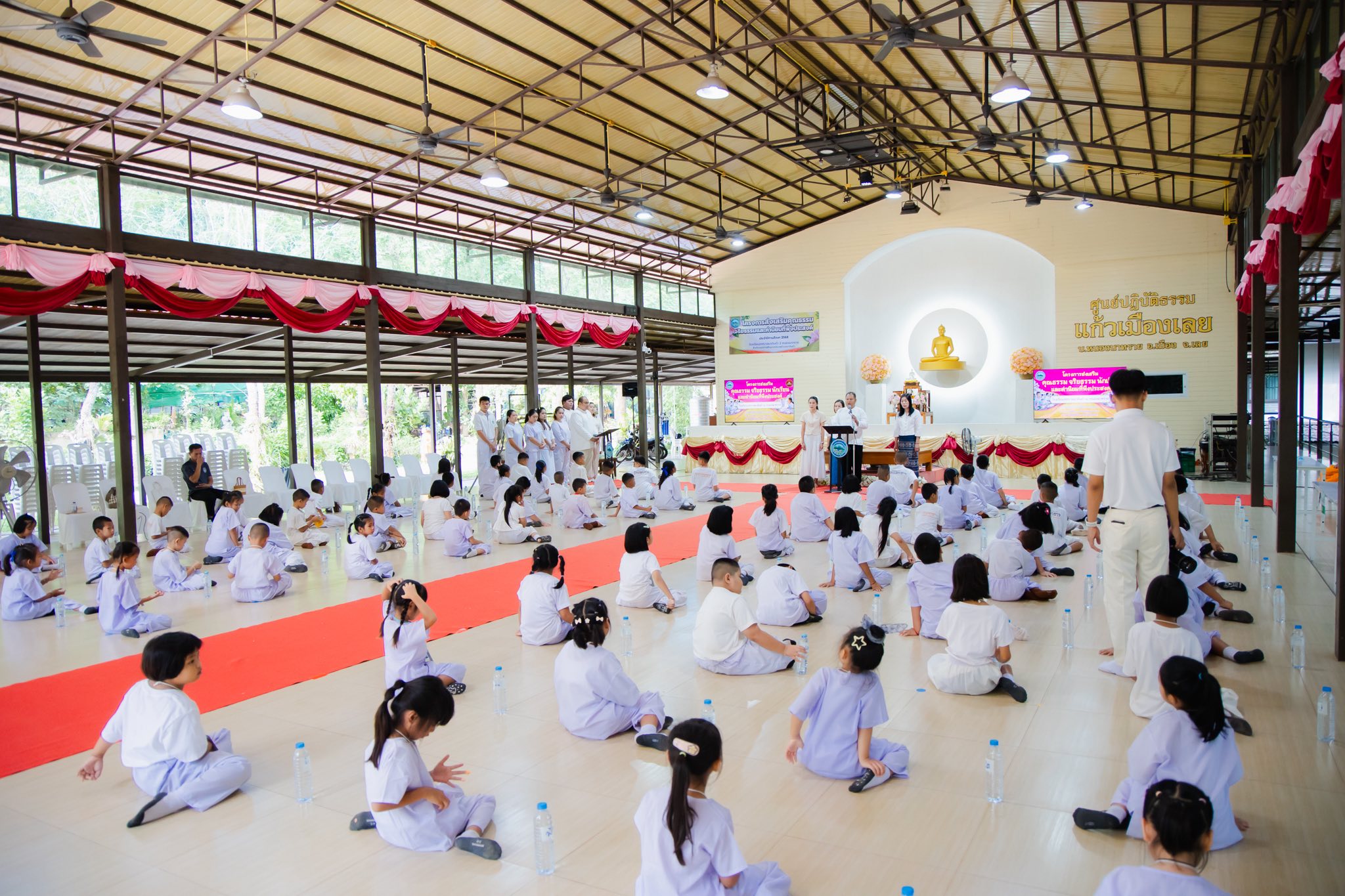 ศูนย์ปฏิบัติธรรมแก้วเมืองเลย จัดอบรมศีลธรรมนักเรียน โรงเรียนเทศบาลนาดินดำ 2 บ้านหนองนาทราย