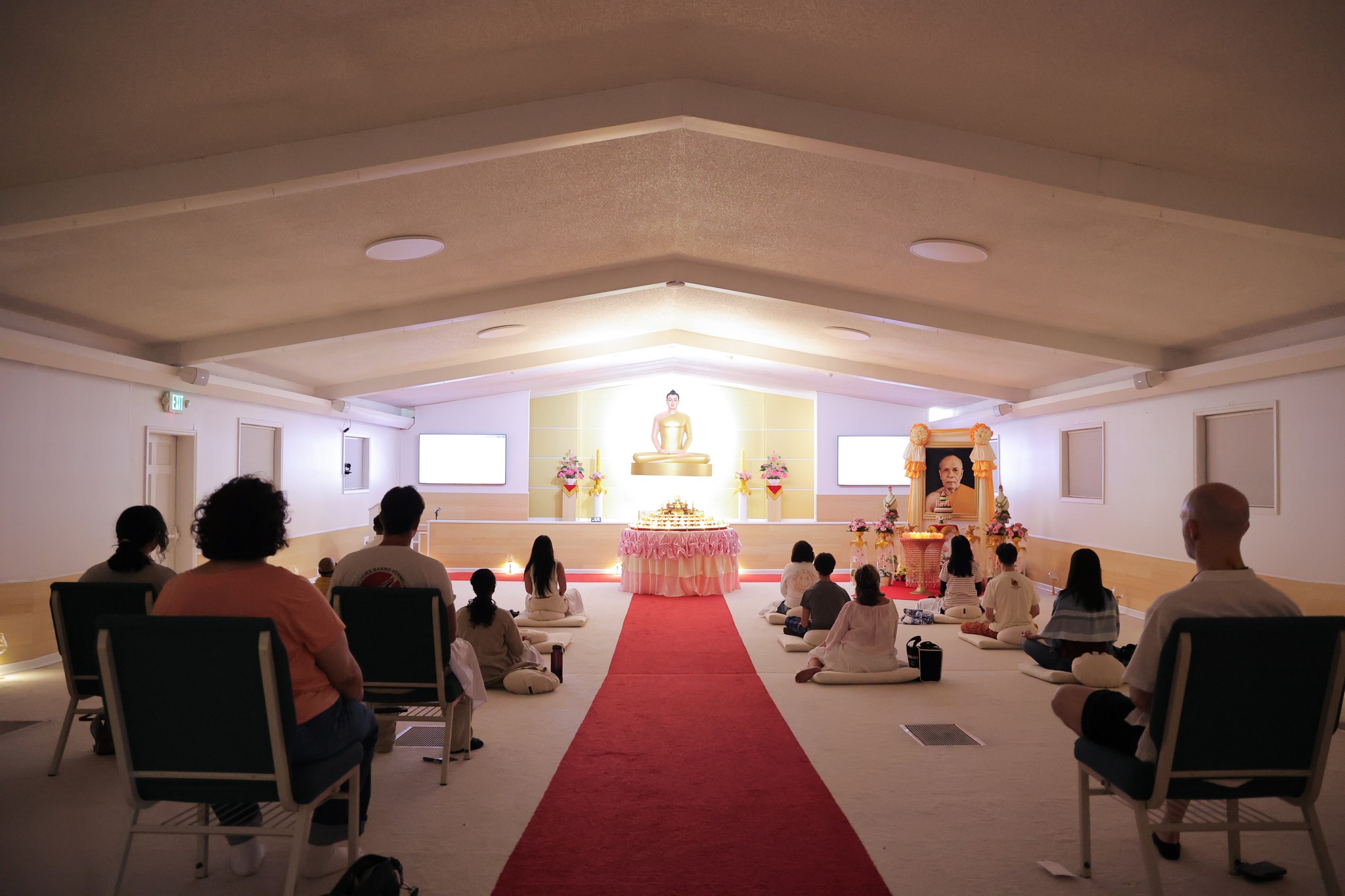 วัดพระธรรมกายจอร์เจีย จัดปฏิบัติธรรมชาวท้องถิ่นในคืนวันเพ็ญ