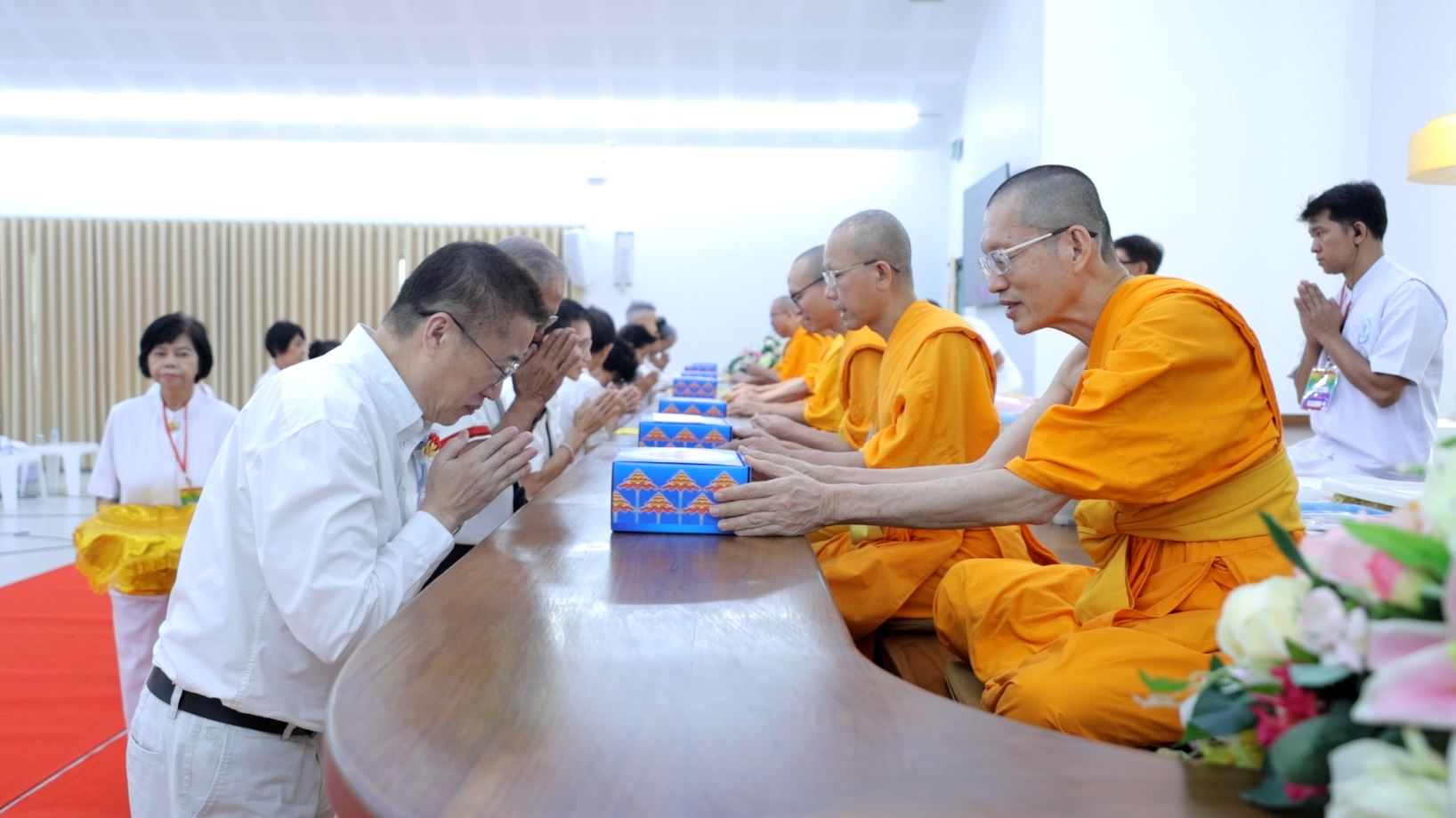พิธีปฐมผ้าป่าเพื่อสร้างองค์พระเจดีย์เพื่อสันติภาพโลก และสร้างอาคารชุดศูนย์ปฏิบัติธรรมน้ำใสใจสว่าง