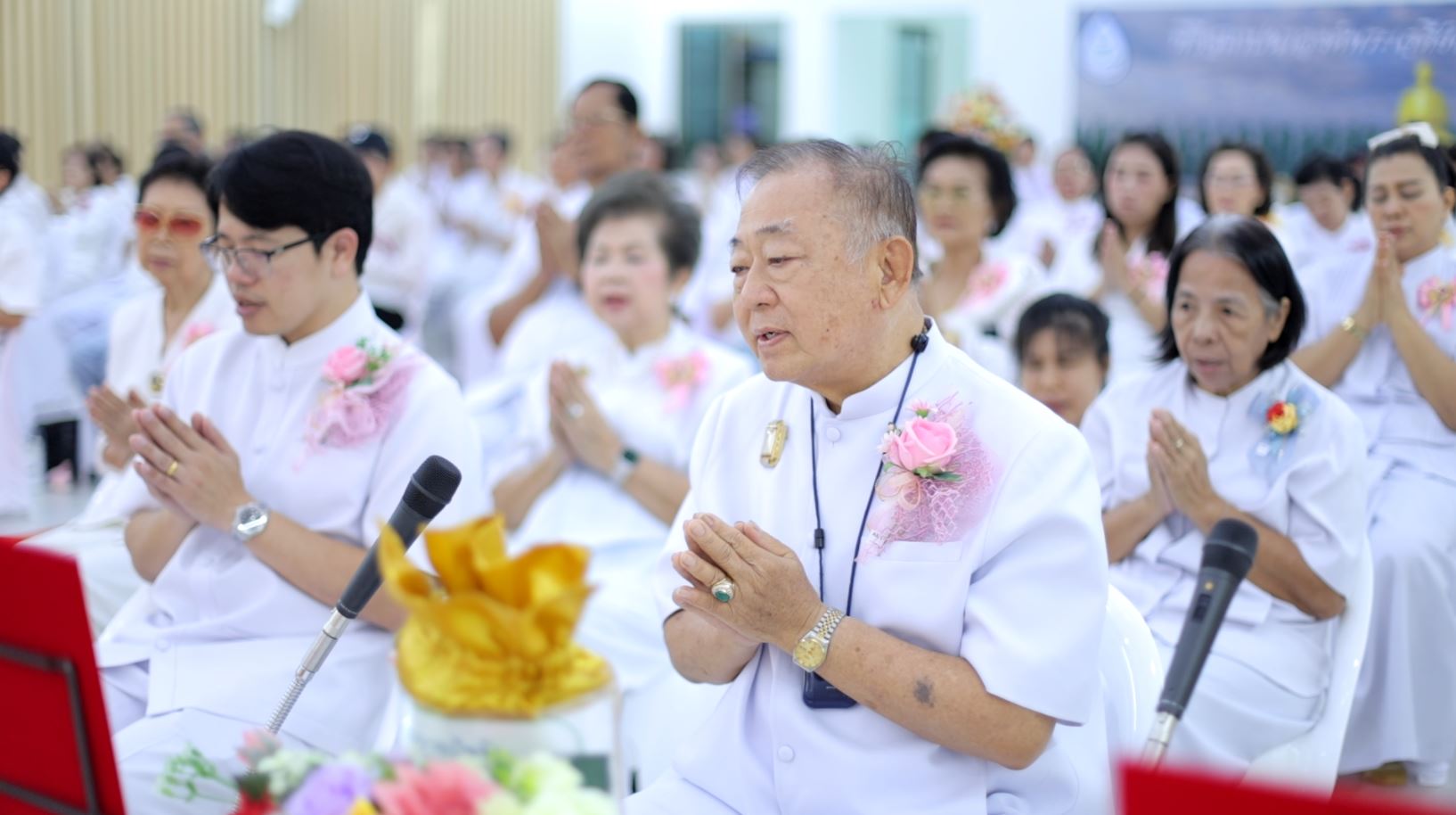 พิธีปฐมผ้าป่าเพื่อสร้างองค์พระเจดีย์เพื่อสันติภาพโลก และสร้างอาคารชุดศูนย์ปฏิบัติธรรมน้ำใสใจสว่าง