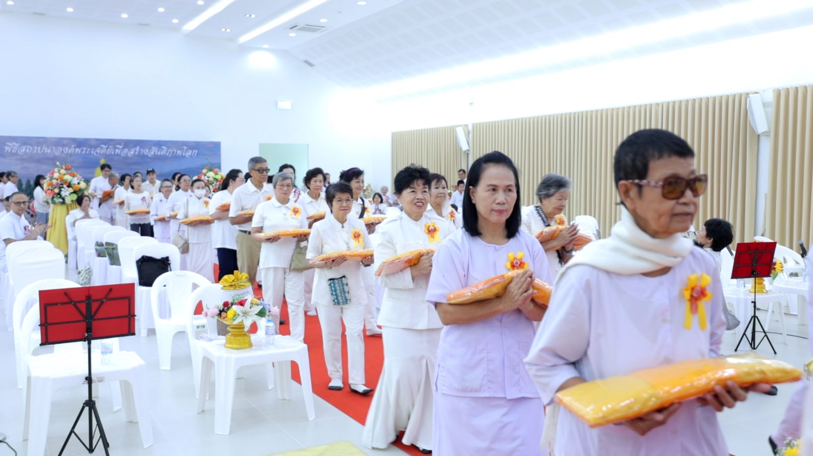 พิธีปฐมผ้าป่าเพื่อสร้างองค์พระเจดีย์เพื่อสันติภาพโลก และสร้างอาคารชุดศูนย์ปฏิบัติธรรมน้ำใสใจสว่าง