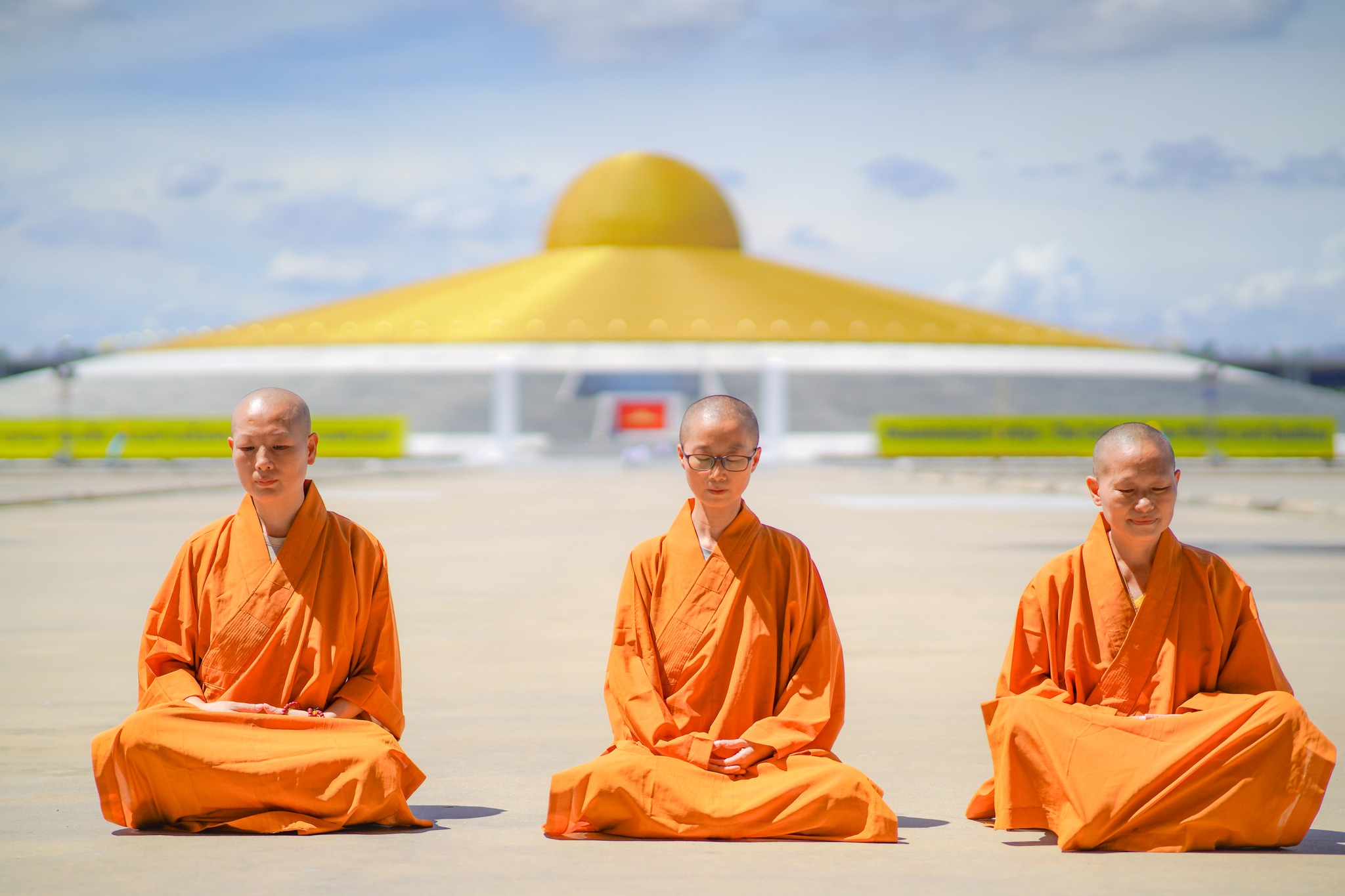 คณะสงฆ์ ภิกษุณี และสาธุชนจากจีน มาเยี่ยมชมวัดพระธรรมกาย