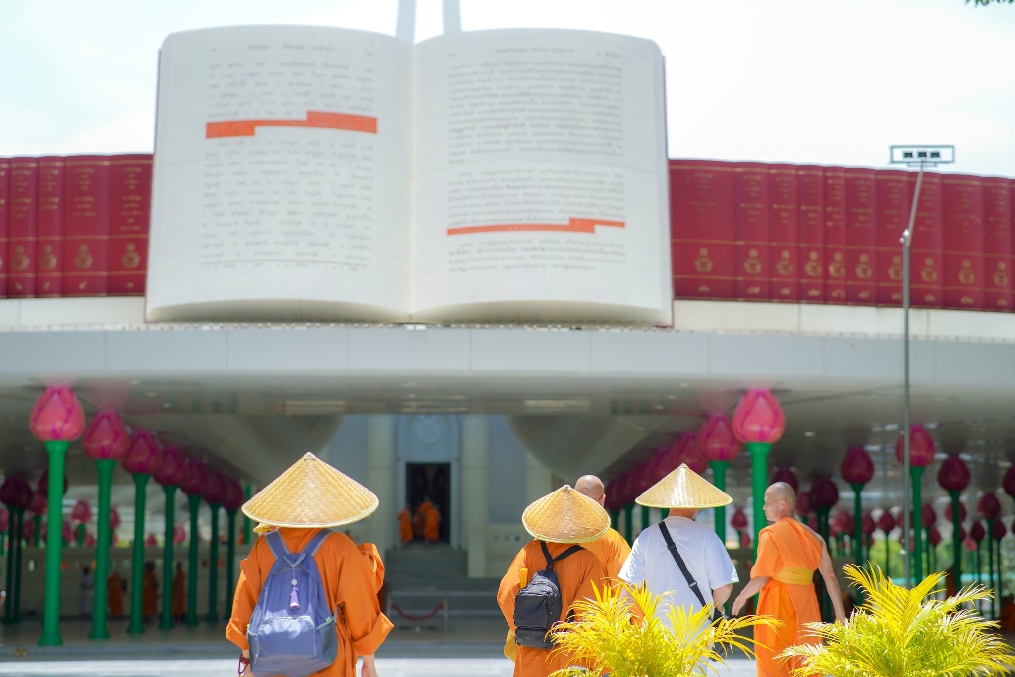 คณะสงฆ์ ภิกษุณี และสาธุชนจากจีน มาเยี่ยมชมวัดพระธรรมกาย