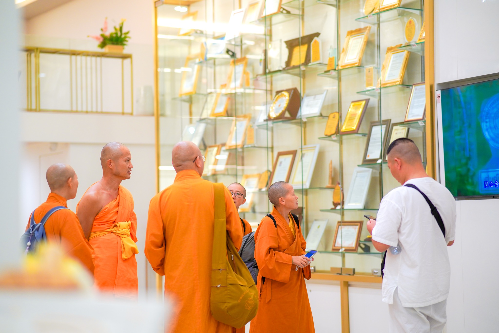 คณะสงฆ์ ภิกษุณี และสาธุชนจากจีน มาเยี่ยมชมวัดพระธรรมกาย