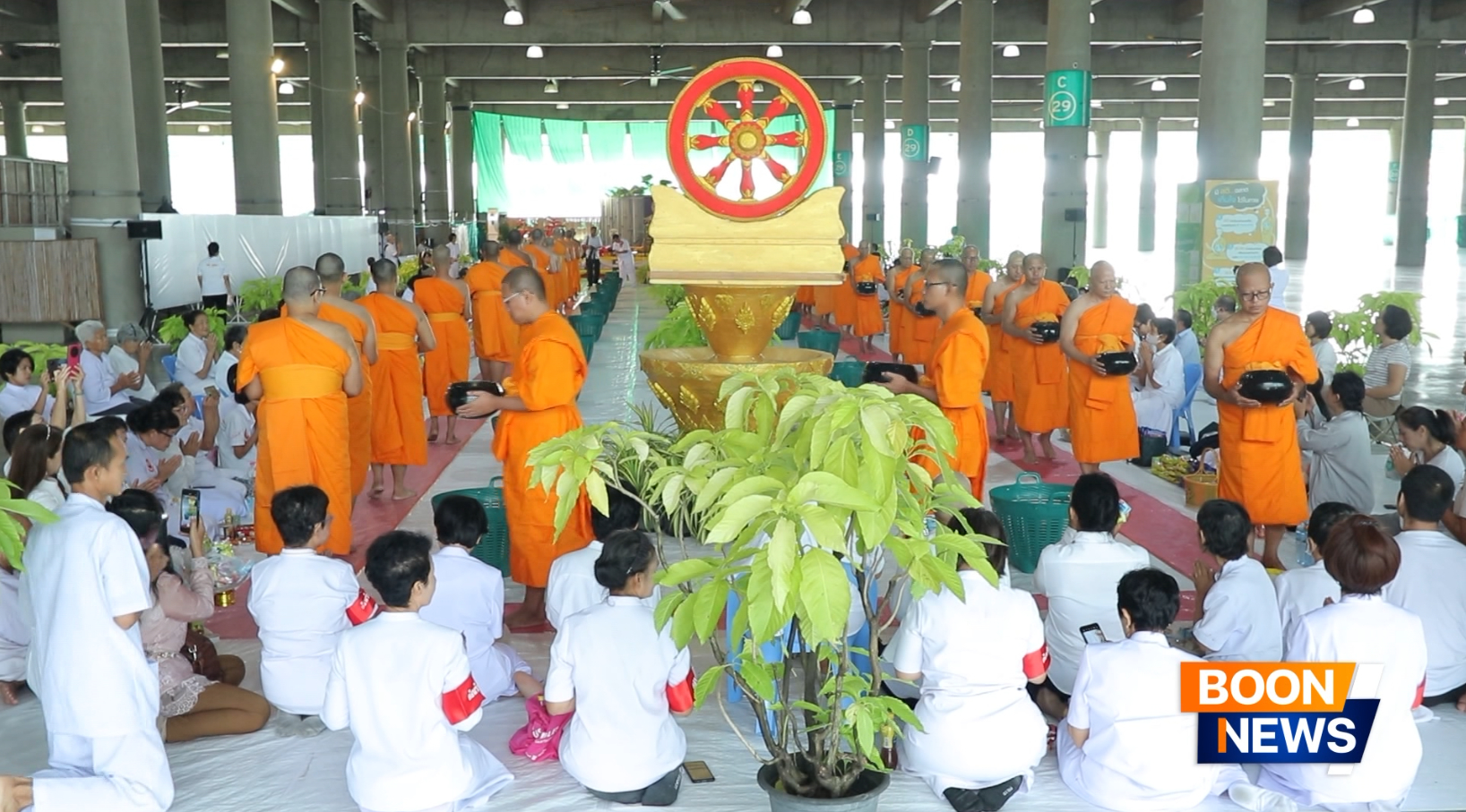 พิธีตักบาตรฉลองพระใหม่ โครงการอุปสมบทหมู่บูชาธรรมครบรอบ 108 ปี วันครูผู้ค้นพบวิชชาธรรมกาย